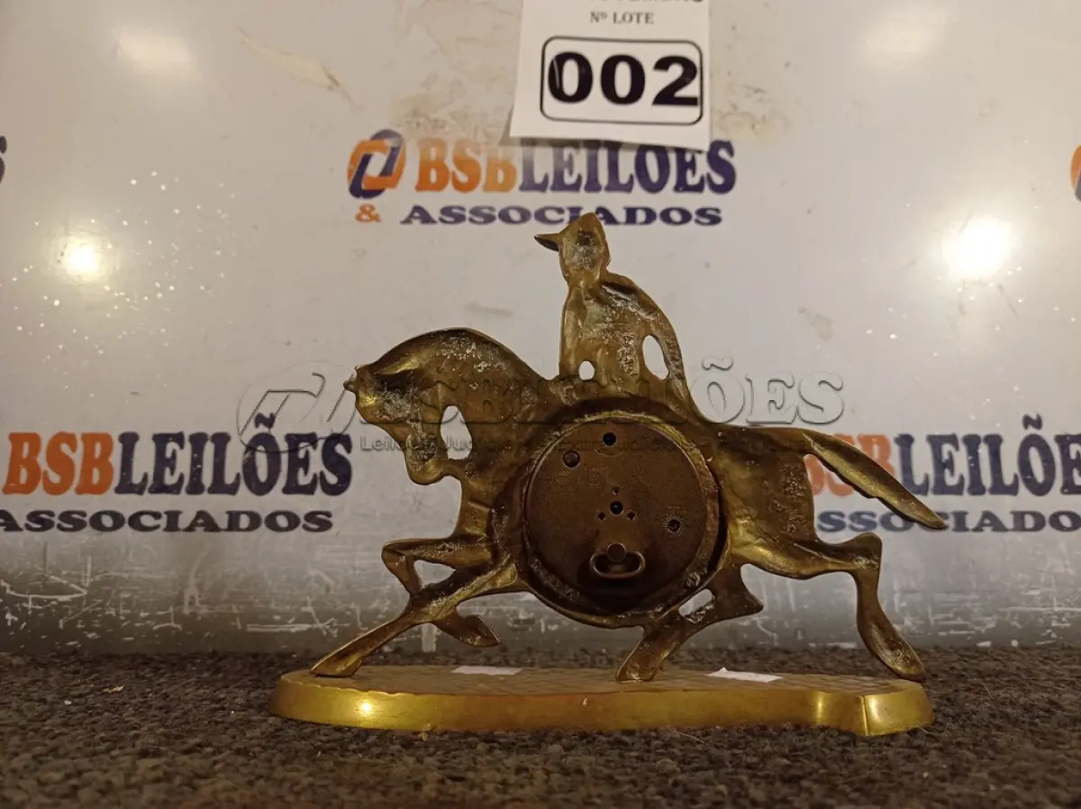 LOTE 002 - 01 RELÓGIO EM METAL COM MOSTRADOR EM ALGARISMO ROMANO. (NO ESTADO) ATENÇÃO! FAZER A VISITAÇÃO ANTES DE ARREMATAR, NÃO SABEMOS SE FUNCIONA. LEILÃO NÃO TEM GARANTIA E NEM DEVOLUÇÃO, SUJEITO A POSSÍVEIS AVARIAS VISÍVEIS/OCULTAS E/OU AUSÊNCIA DE COMPONENTES.