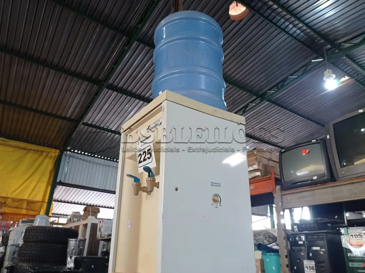 LOTE 225 - 01 BEBEDOURO PARA GARRAFÃO MARCA ESMALTEC 220V. (NO ESTADO) ATENÇÃO! FAZER A VISITAÇÃO ANTES DE ARREMATAR, NÃO SABEMOS SE FUNCIONA. LEILÃO NÃO TEM GARANTIA E NEM DEVOLUÇÃO, SUJEITO A POSSÍVEIS AVARIAS VISÍVEIS/OCULTAS E/OU AUSÊNCIA DE COMPONENTES.