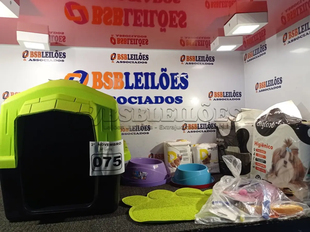 LOTE 075 - 01 CASINHA DE CACHORRO COM TAPETE E 02 COMEDOUROS, 01 KIT DE ACESSÓRIOS, 02 PACOTES DE FRALDAS, 02 PACOTES DE TAPETES HIGIÊNICOS. (NO ESTADO) ATENÇÃO! FAZER A VISITAÇÃO ANTES DE ARREMATAR, NÃO SABEMOS SE FUNCIONA. LEILÃO NÃO TEM GARANTIA E NEM DEVOLUÇÃO, SUJEITO A POSSÍVEIS AVARIAS VISÍVEIS/OCULTAS E/OU AUSÊNCIA DE COMPONENTES.