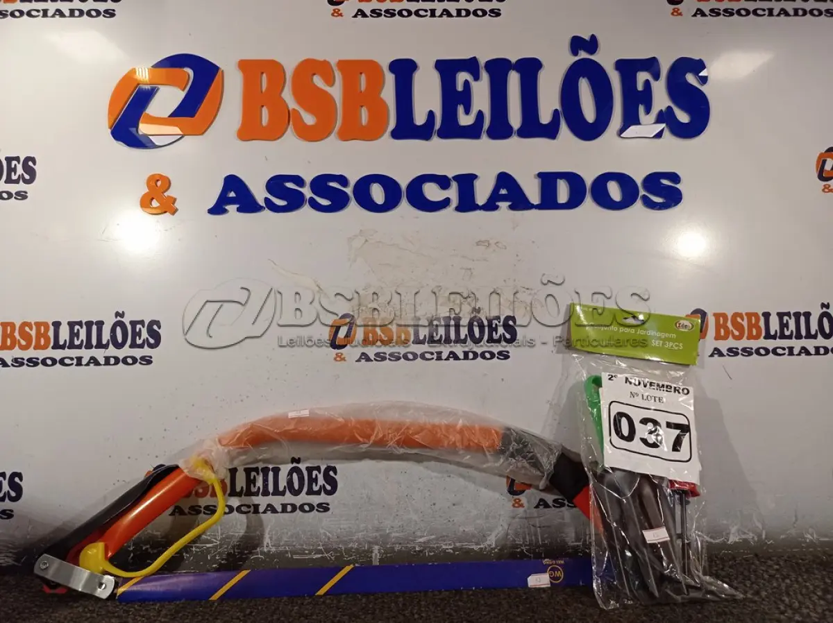 LOTE 037 - 01 ARCO DE SERRA PARA PODAS E 01 CONJUNTO PARA JARDINAGEM. (NO ESTADO) ATENÇÃO! FAZER A VISITAÇÃO ANTES DE ARREMATAR, NÃO SABEMOS SE FUNCIONA. LEILÃO NÃO TEM GARANTIA E NEM DEVOLUÇÃO, SUJEITO A POSSÍVEIS AVARIAS VISÍVEIS/OCULTAS E/OU AUSÊNCIA DE COMPONENTES.