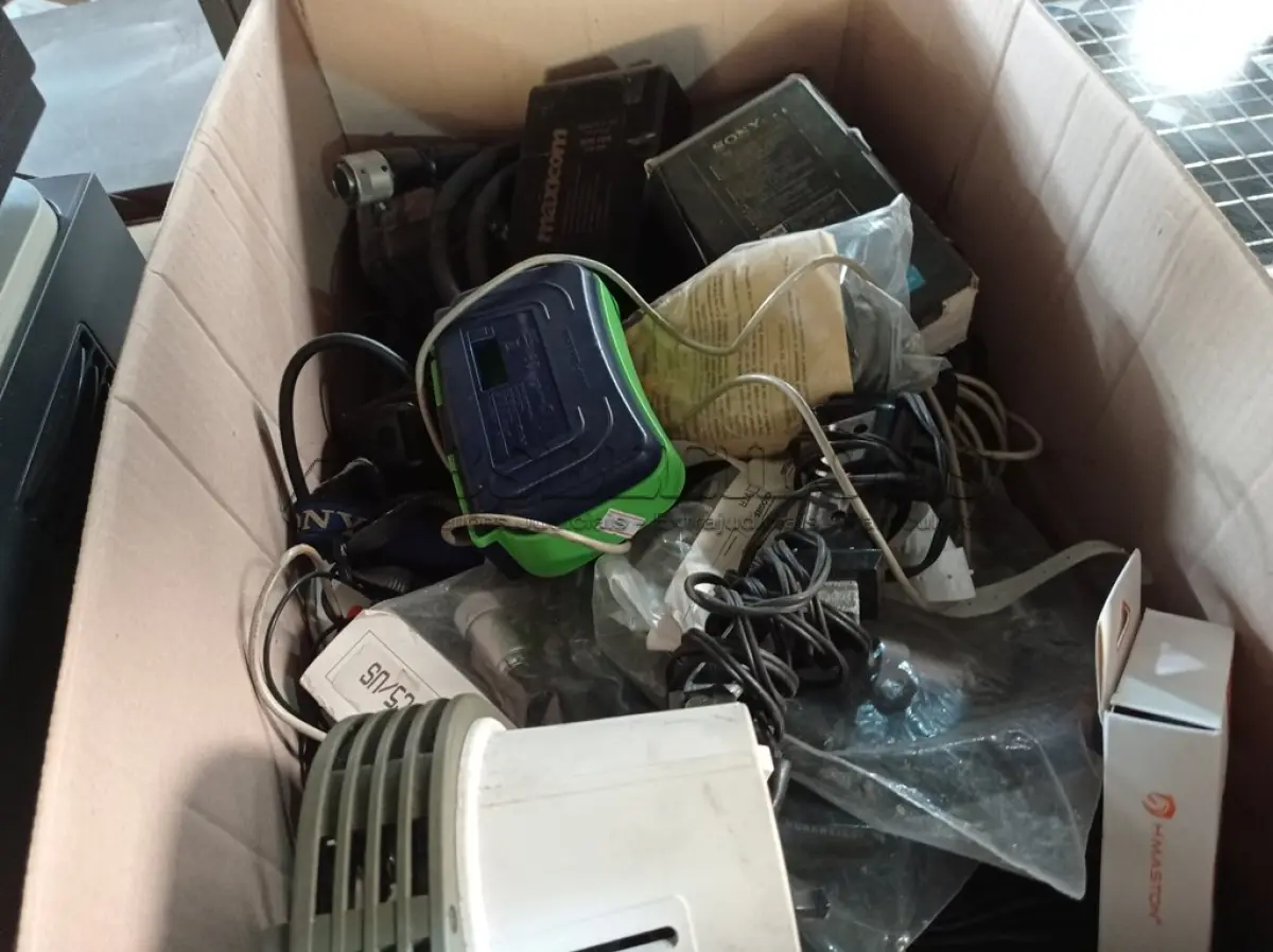 LOTE 119 - 01 LOTE COM PERIFÉRICOS DIVERSOS. (NO ESTADO) ATENÇÃO! FAZER A VISITAÇÃO ANTES DE ARREMATAR, NÃO SABEMOS SE FUNCIONA. LEILÃO NÃO TEM GARANTIA E NEM DEVOLUÇÃO, SUJEITO A POSSÍVEIS AVARIAS VISÍVEIS/OCULTAS E/OU AUSÊNCIA DE COMPONENTES.