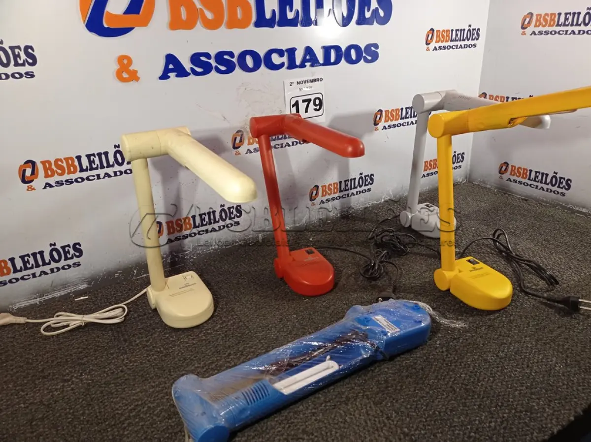 LOTE 179 - 05 LUMINÁRIAS DE MESA PELICANO CORES DIVERSAS. (NO ESTADO) ATENÇÃO! FAZER A VISITAÇÃO ANTES DE ARREMATAR, NÃO SABEMOS SE FUNCIONA. LEILÃO NÃO TEM GARANTIA E NEM DEVOLUÇÃO, SUJEITO A POSSÍVEIS AVARIAS VISÍVEIS/OCULTAS E/OU AUSÊNCIA DE COMPONENTES.
