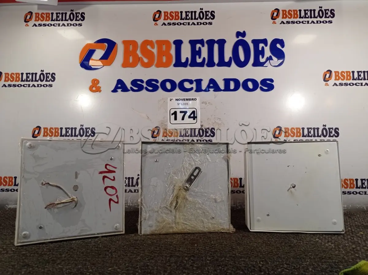 LOTE 174 - 03 LUMINÁRIAS DE SOBREPOR. (NO ESTADO) ATENÇÃO! FAZER A VISITAÇÃO ANTES DE ARREMATAR, NÃO SABEMOS SE FUNCIONA. LEILÃO NÃO TEM GARANTIA E NEM DEVOLUÇÃO, SUJEITO A POSSÍVEIS AVARIAS VISÍVEIS/OCULTAS E/OU AUSÊNCIA DE COMPONENTES.