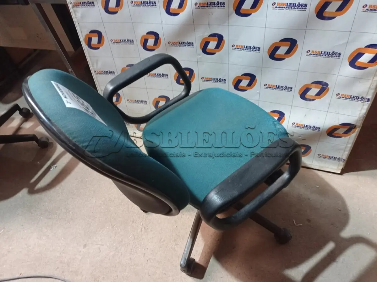 LOTE 185 - 01 CADEIRA DE ESCRITÓRIO COM BASE GIRATÓRIA. (NO ESTADO) ATENÇÃO! FAZER A VISITAÇÃO ANTES DE ARREMATAR, NÃO SABEMOS SE FUNCIONA. LEILÃO NÃO TEM GARANTIA E NEM DEVOLUÇÃO, SUJEITO A POSSÍVEIS AVARIAS VISÍVEIS/OCULTAS E/OU AUSÊNCIA DE COMPONENTES.