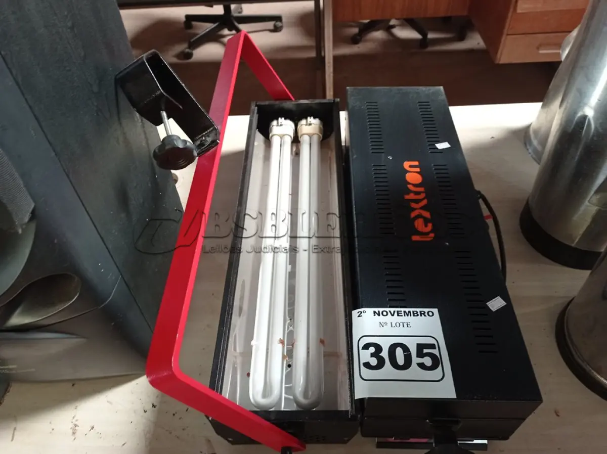 LOTE 305 - 02 LUMINÁRIAS PARA ESTÚDIO. (NO ESTADO) ATENÇÃO! FAZER A VISITAÇÃO ANTES DE ARREMATAR, NÃO SABEMOS SE FUNCIONA. LEILÃO NÃO TEM GARANTIA E NEM DEVOLUÇÃO, SUJEITO A POSSÍVEIS AVARIAS VISÍVEIS/OCULTAS E/OU AUSÊNCIA DE COMPONENTES.