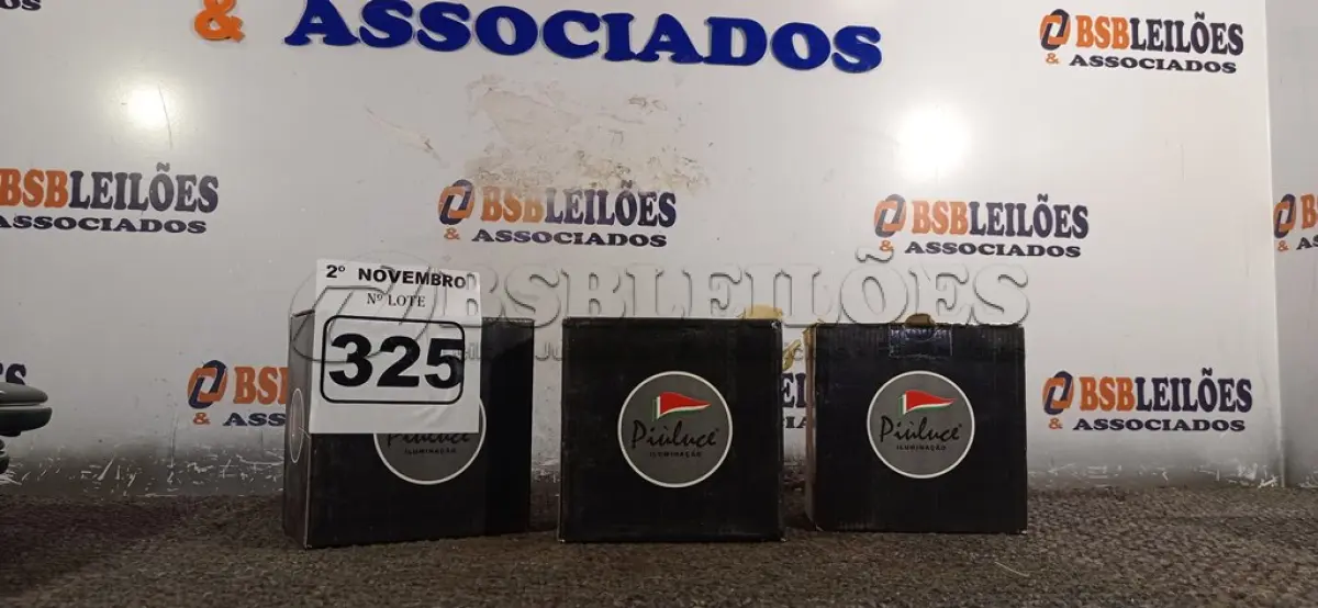 LOTE 325 - 03 ARANDELAS RETANGULARES. (NO ESTADO) ATENÇÃO! FAZER A VISITAÇÃO ANTES DE ARREMATAR, NÃO SABEMOS SE FUNCIONA. LEILÃO NÃO TEM GARANTIA E NEM DEVOLUÇÃO, SUJEITO A POSSÍVEIS AVARIAS VISÍVEIS/OCULTAS E/OU AUSÊNCIA DE COMPONENTES.