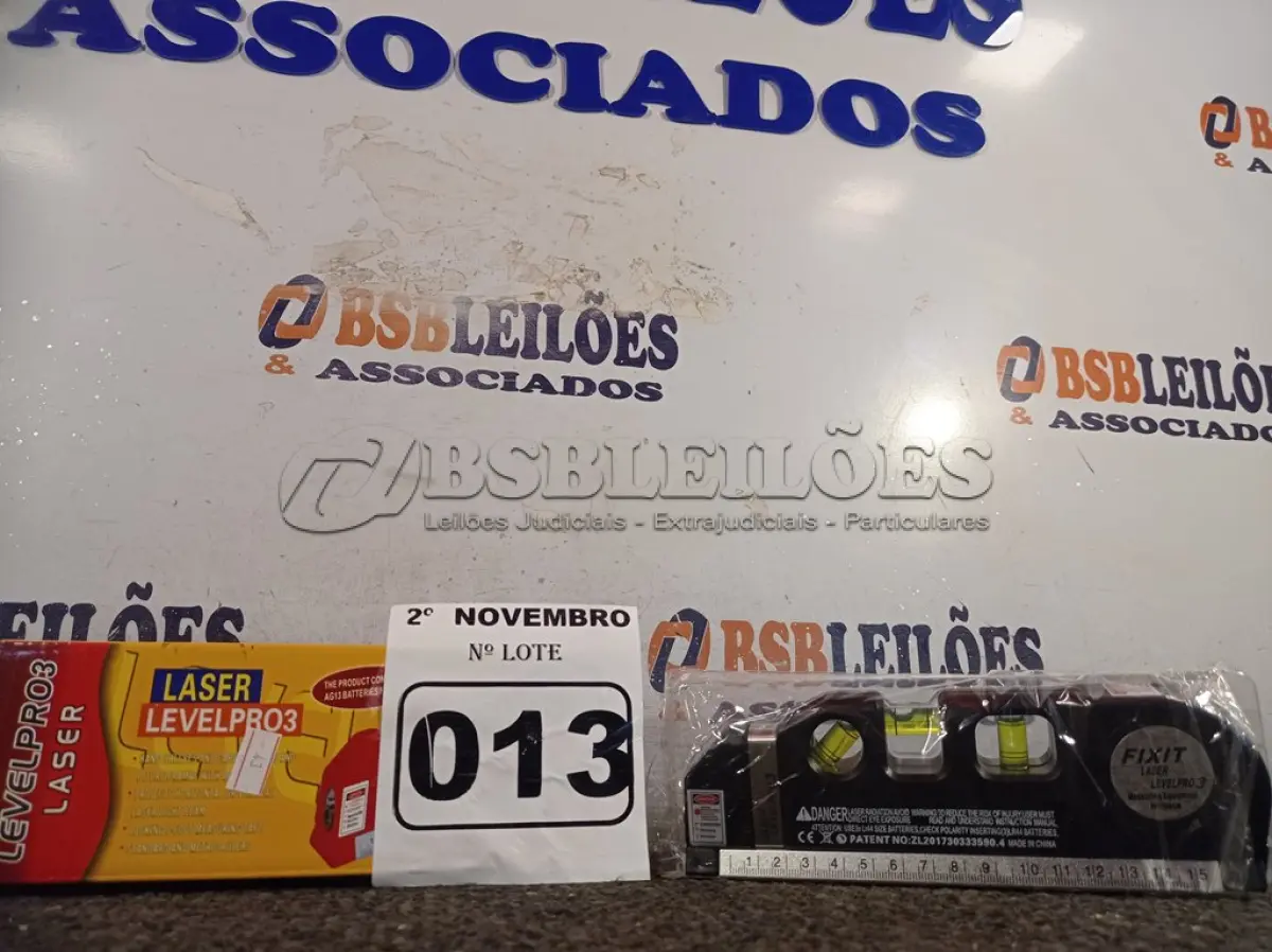LOTE 013 - 01 TRENA DE 2.50M COM NÍVEL A LASER. (NO ESTADO) ATENÇÃO! FAZER A VISITAÇÃO ANTES DE ARREMATAR, NÃO SABEMOS SE FUNCIONA. LEILÃO NÃO TEM GARANTIA E NEM DEVOLUÇÃO, SUJEITO A POSSÍVEIS AVARIAS VISÍVEIS/OCULTAS E/OU AUSÊNCIA DE COMPONENTES.