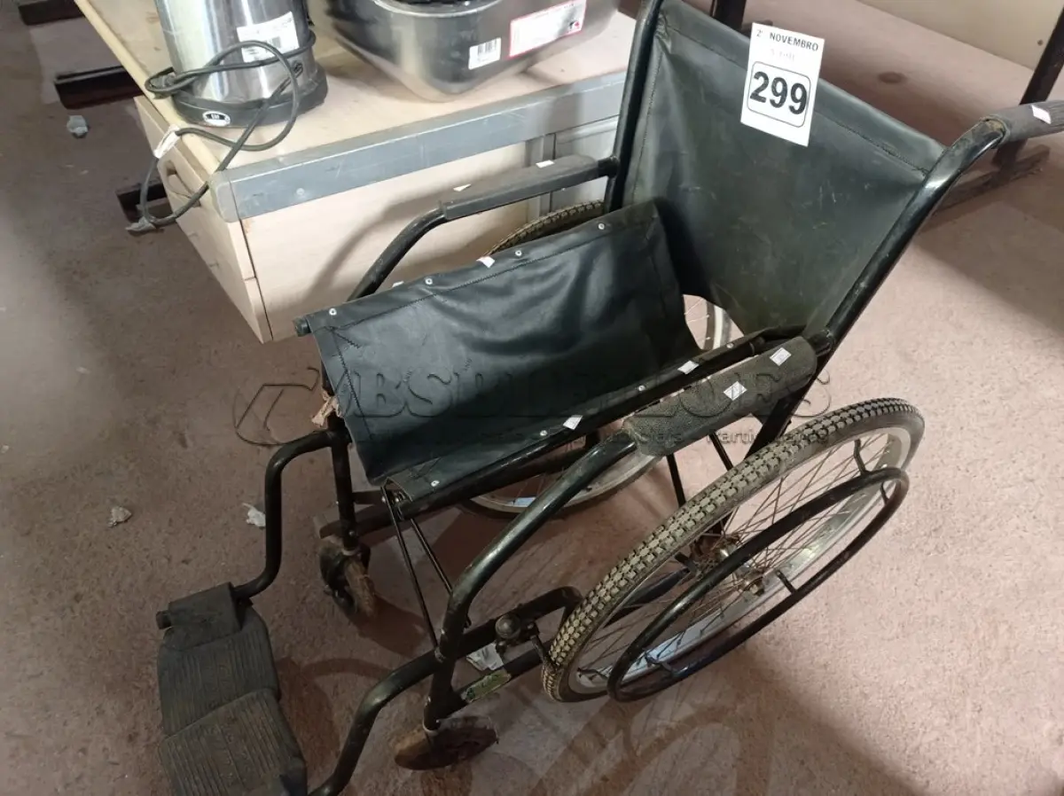 LOTE 299 - 01 CADEIRA DE RODAS. (NO ESTADO) ATENÇÃO! FAZER A VISITAÇÃO ANTES DE ARREMATAR, NÃO SABEMOS SE FUNCIONA. LEILÃO NÃO TEM GARANTIA E NEM DEVOLUÇÃO, SUJEITO A POSSÍVEIS AVARIAS VISÍVEIS/OCULTAS E/OU AUSÊNCIA DE COMPONENTES.