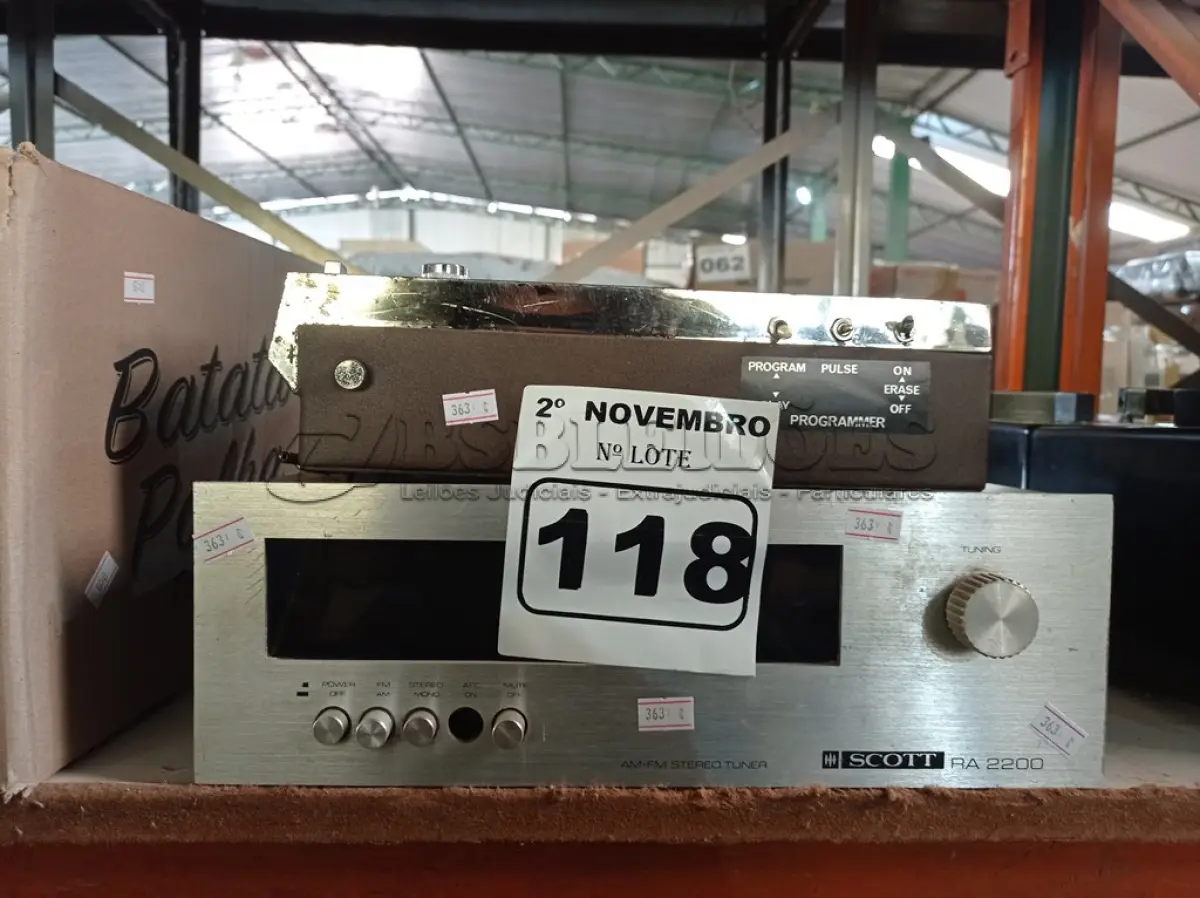 LOTE 118 - 01 GRAVADOR DE FITA CASSETE ANTIGO E 01 TUNER AM/FM MARCA SCOTT MODELO RA2200. (NO ESTADO) ATENÇÃO! FAZER A VISITAÇÃO ANTES DE ARREMATAR, NÃO SABEMOS SE FUNCIONA. LEILÃO NÃO TEM GARANTIA E NEM DEVOLUÇÃO, SUJEITO A POSSÍVEIS AVARIAS VISÍVEIS/OCULTAS E/OU AUSÊNCIA DE COMPONENTES.