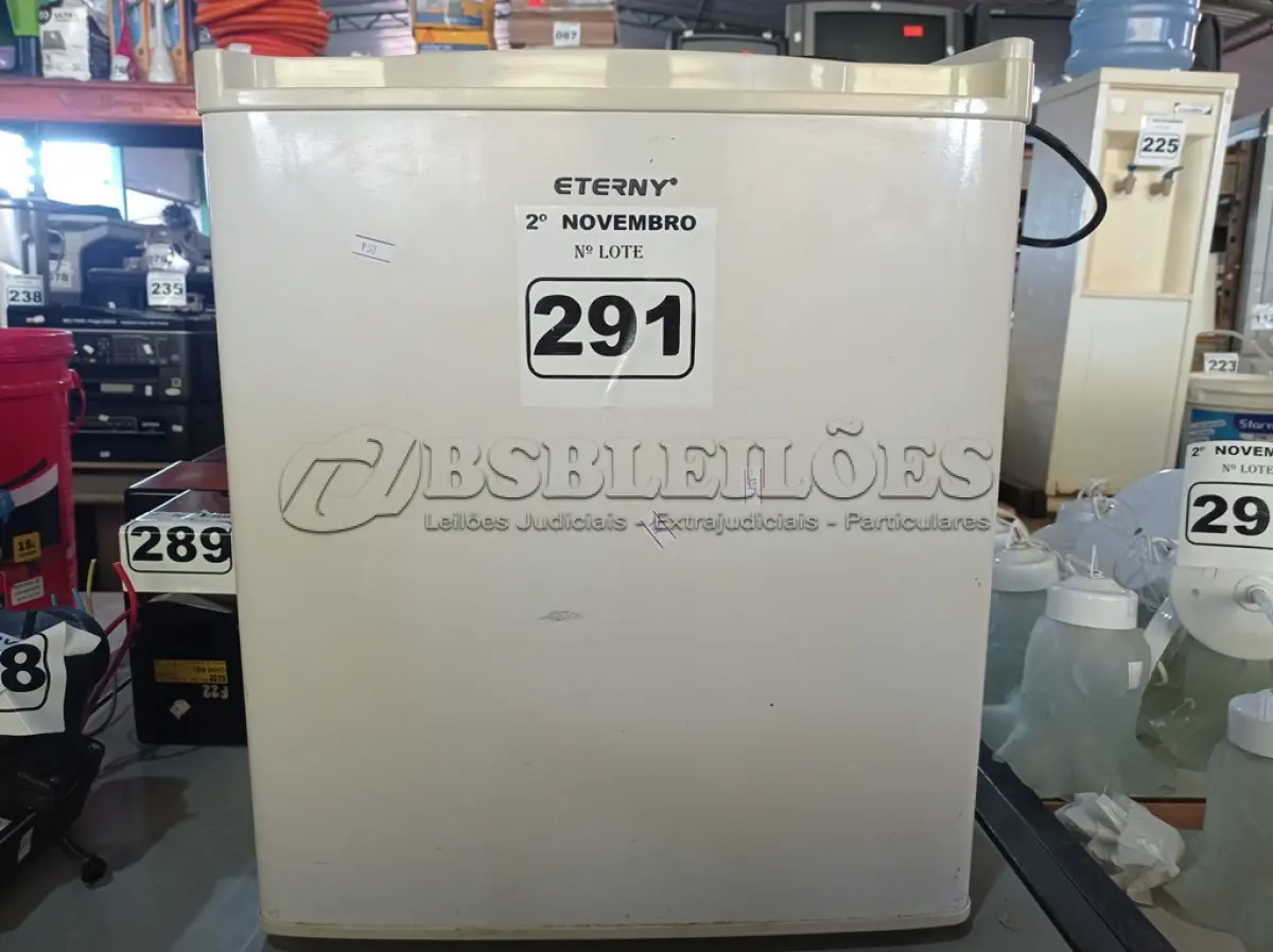 LOTE 291 - 01 CLIMATIZADOR E 01 FRIGOBAR. (NO ESTADO) ATENÇÃO! FAZER A VISITAÇÃO ANTES DE ARREMATAR, NÃO SABEMOS SE FUNCIONA. LEILÃO NÃO TEM GARANTIA E NEM DEVOLUÇÃO, SUJEITO A POSSÍVEIS AVARIAS VISÍVEIS/OCULTAS E/OU AUSÊNCIA DE COMPONENTES.