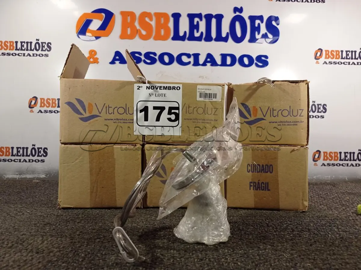 LOTE 175 - 06 LUMINÁRIAS PENDENTE FOSCO VITROLUX CÓD. C-003. (NO ESTADO) ATENÇÃO! FAZER A VISITAÇÃO ANTES DE ARREMATAR, NÃO SABEMOS SE FUNCIONA. LEILÃO NÃO TEM GARANTIA E NEM DEVOLUÇÃO, SUJEITO A POSSÍVEIS AVARIAS VISÍVEIS/OCULTAS E/OU AUSÊNCIA DE COMPONENTES.