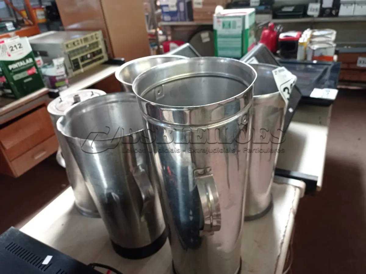 LOTE 306 - 05 COPOS DE LIQUIDIFICADOR INDUSTRIAL. (NO ESTADO) ATENÇÃO! FAZER A VISITAÇÃO ANTES DE ARREMATAR, NÃO SABEMOS SE FUNCIONA. LEILÃO NÃO TEM GARANTIA E NEM DEVOLUÇÃO, SUJEITO A POSSÍVEIS AVARIAS VISÍVEIS/OCULTAS E/OU AUSÊNCIA DE COMPONENTES.