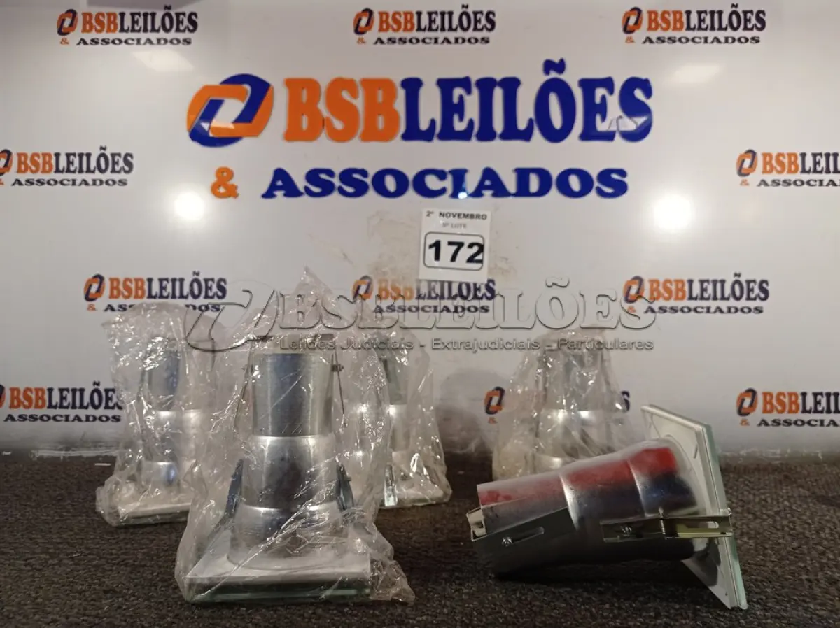 LOTE 172 - 05 LUMINÁRIAS DE EMBUTIR QUADRADA 1XE-27 (NO ESTADO) ATENÇÃO! FAZER A VISITAÇÃO ANTES DE ARREMATAR, NÃO SABEMOS SE FUNCIONA. LEILÃO NÃO TEM GARANTIA E NEM DEVOLUÇÃO, SUJEITO A POSSÍVEIS AVARIAS VISÍVEIS/OCULTAS E/OU AUSÊNCIA DE COMPONENTES.