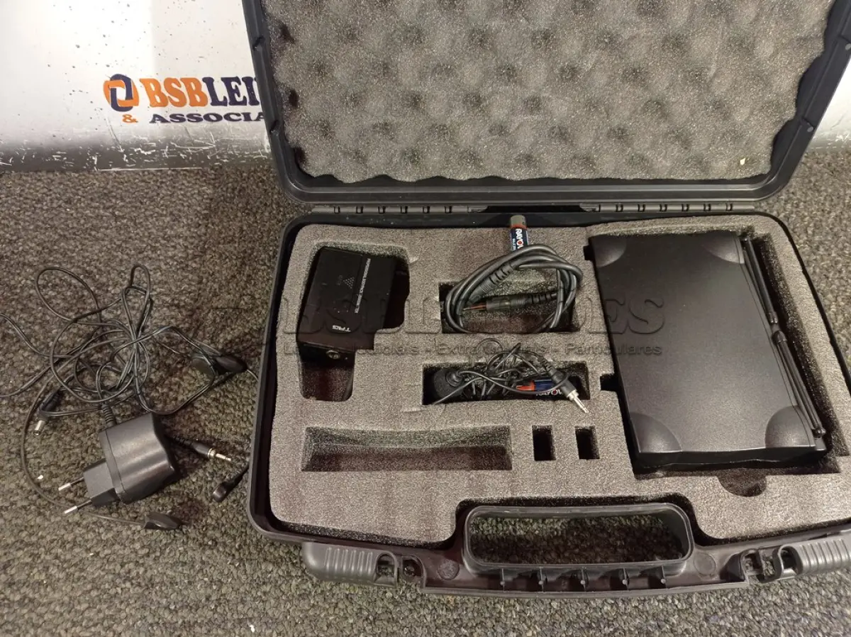 LOTE 015 - 01 MICROFONE + RECEPTOR SEM FIO MARCA TAG COM CASE E CABOS. (NO ESTADO) ATENÇÃO! FAZER A VISITAÇÃO ANTES DE ARREMATAR, NÃO SABEMOS SE FUNCIONA. LEILÃO NÃO TEM GARANTIA E NEM DEVOLUÇÃO, SUJEITO A POSSÍVEIS AVARIAS VISÍVEIS/OCULTAS E/OU AUSÊNCIA DE COMPONENTES.