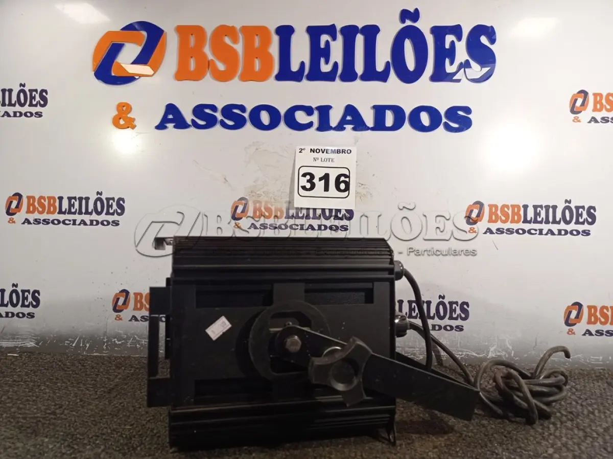 LOTE 316 - 01 LUMINÁRIA PARA ESTÚDIO. (NO ESTADO) ATENÇÃO! FAZER A VISITAÇÃO ANTES DE ARREMATAR, NÃO SABEMOS SE FUNCIONA. LEILÃO NÃO TEM GARANTIA E NEM DEVOLUÇÃO, SUJEITO A POSSÍVEIS AVARIAS VISÍVEIS/OCULTAS E/OU AUSÊNCIA DE COMPONENTES.
