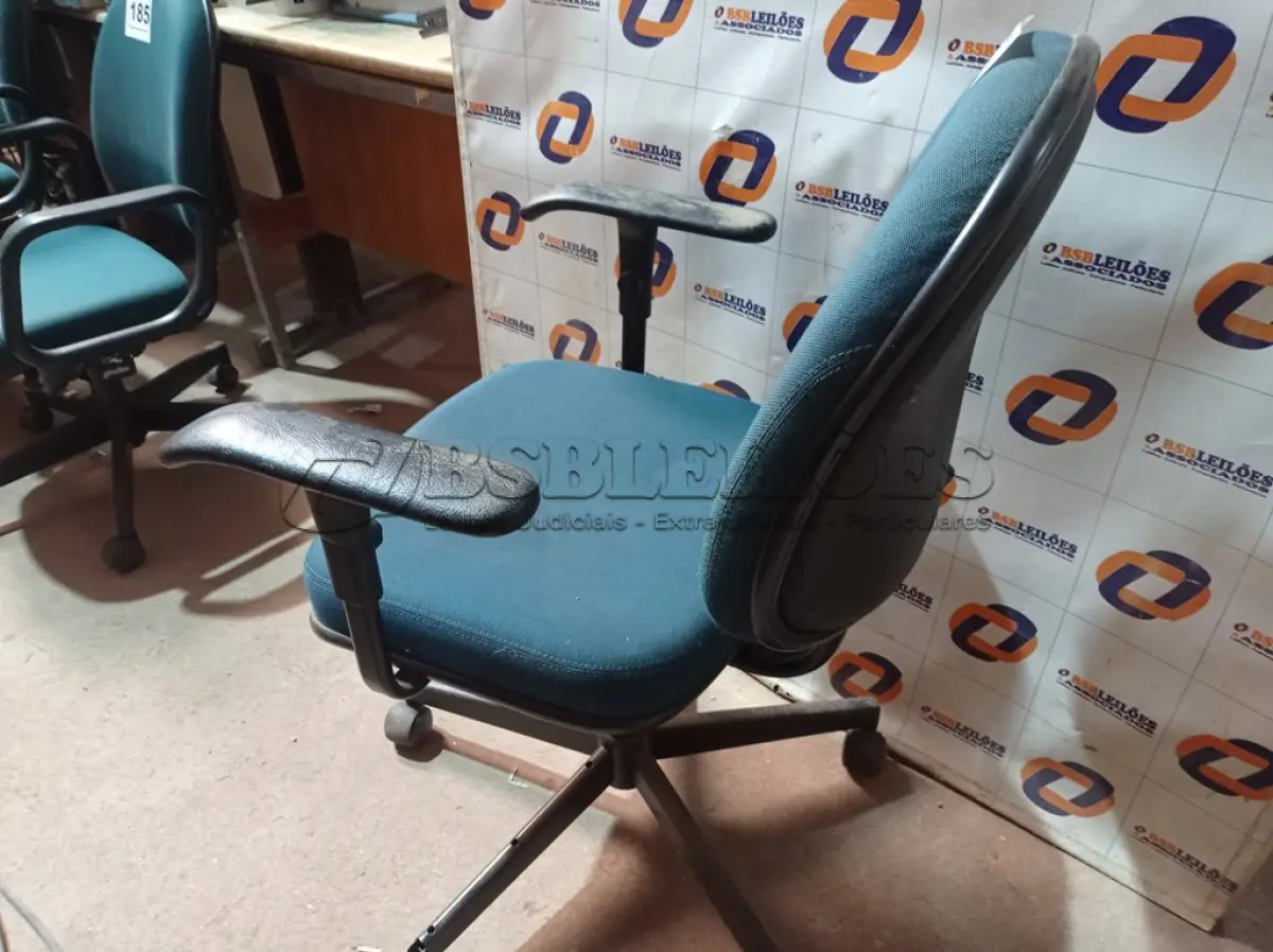 LOTE 186 - 01 CADEIRA DE ESCRITÓRIO COM BASE GIRATÓRIA. (NO ESTADO) ATENÇÃO! FAZER A VISITAÇÃO ANTES DE ARREMATAR, NÃO SABEMOS SE FUNCIONA. LEILÃO NÃO TEM GARANTIA E NEM DEVOLUÇÃO, SUJEITO A POSSÍVEIS AVARIAS VISÍVEIS/OCULTAS E/OU AUSÊNCIA DE COMPONENTES.