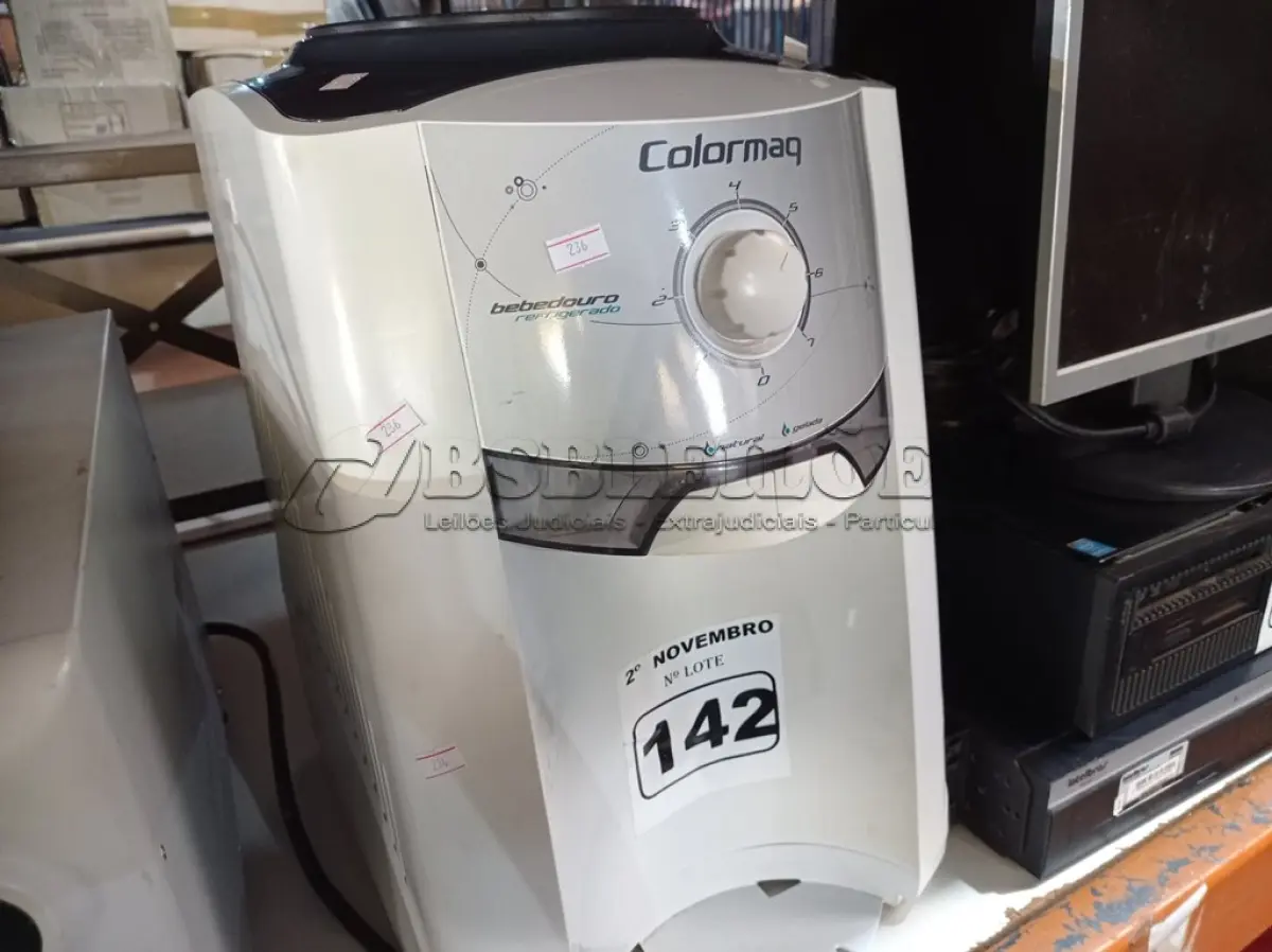 LOTE 142 - 01 BEBEDOURO REFRIGERADO PARA GARRAFÃO 220V. (NO ESTADO) ATENÇÃO! FAZER A VISITAÇÃO ANTES DE ARREMATAR, NÃO SABEMOS SE FUNCIONA. LEILÃO NÃO TEM GARANTIA E NEM DEVOLUÇÃO, SUJEITO A POSSÍVEIS AVARIAS VISÍVEIS/OCULTAS E/OU AUSÊNCIA DE COMPONENTES.