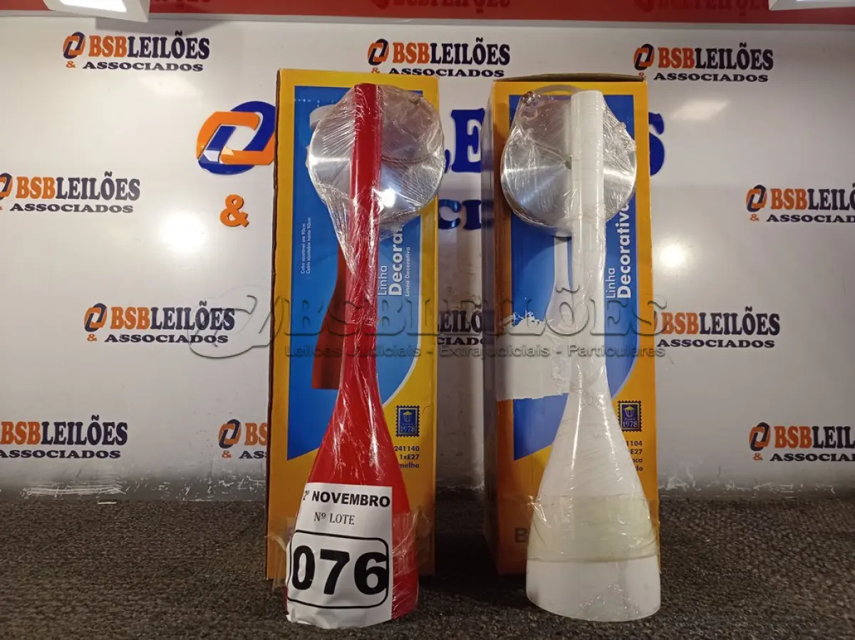 LOTE 076 - 02 PENDENTES DE VIDRO 1XE27. (NO ESTADO) ATENÇÃO! FAZER A VISITAÇÃO ANTES DE ARREMATAR, NÃO SABEMOS SE FUNCIONA. LEILÃO NÃO TEM GARANTIA E NEM DEVOLUÇÃO, SUJEITO A POSSÍVEIS AVARIAS VISÍVEIS/OCULTAS E/OU AUSÊNCIA DE COMPONENTES.