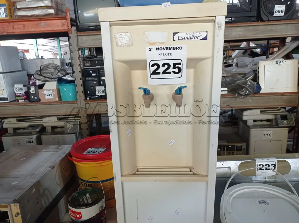 LOTE 225 - 01 BEBEDOURO PARA GARRAFÃO MARCA ESMALTEC 220V. (NO ESTADO) ATENÇÃO! FAZER A VISITAÇÃO ANTES DE ARREMATAR, NÃO SABEMOS SE FUNCIONA. LEILÃO NÃO TEM GARANTIA E NEM DEVOLUÇÃO, SUJEITO A POSSÍVEIS AVARIAS VISÍVEIS/OCULTAS E/OU AUSÊNCIA DE COMPONENTES.