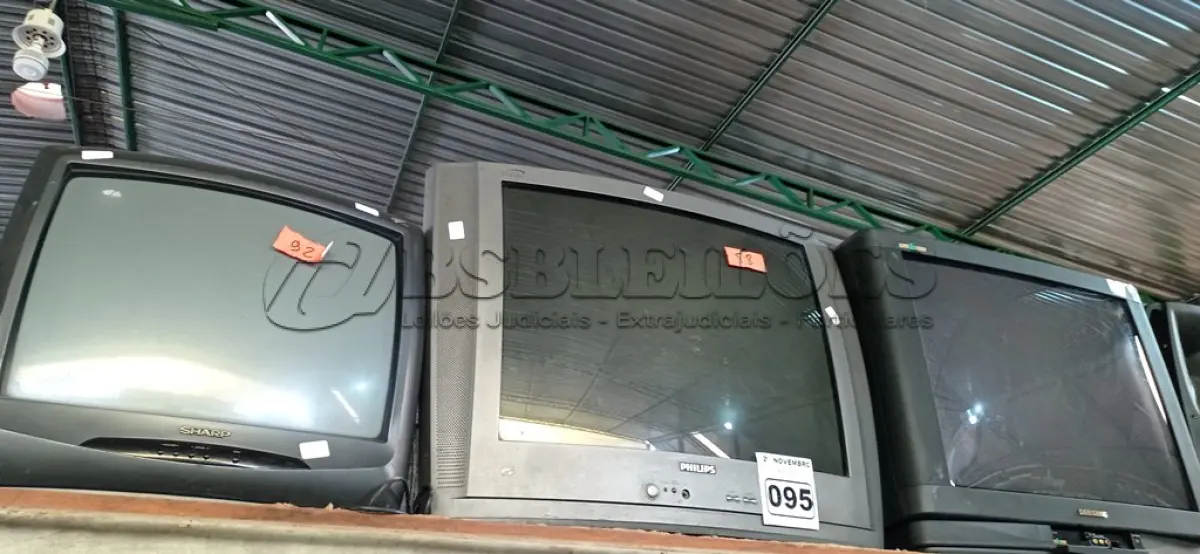 LOTE 095 - 03 TV’S DE TUBO MARCAS E MODELOS DIVERSOS. (NO ESTADO) ATENÇÃO! FAZER A VISITAÇÃO ANTES DE ARREMATAR, NÃO SABEMOS SE FUNCIONA. LEILÃO NÃO TEM GARANTIA E NEM DEVOLUÇÃO, SUJEITO A POSSÍVEIS AVARIAS VISÍVEIS/OCULTAS E/OU AUSÊNCIA DE COMPONENTES.