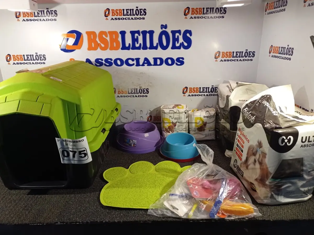 LOTE 075 - 01 CASINHA DE CACHORRO COM TAPETE E 02 COMEDOUROS, 01 KIT DE ACESSÓRIOS, 02 PACOTES DE FRALDAS, 02 PACOTES DE TAPETES HIGIÊNICOS. (NO ESTADO) ATENÇÃO! FAZER A VISITAÇÃO ANTES DE ARREMATAR, NÃO SABEMOS SE FUNCIONA. LEILÃO NÃO TEM GARANTIA E NEM DEVOLUÇÃO, SUJEITO A POSSÍVEIS AVARIAS VISÍVEIS/OCULTAS E/OU AUSÊNCIA DE COMPONENTES.