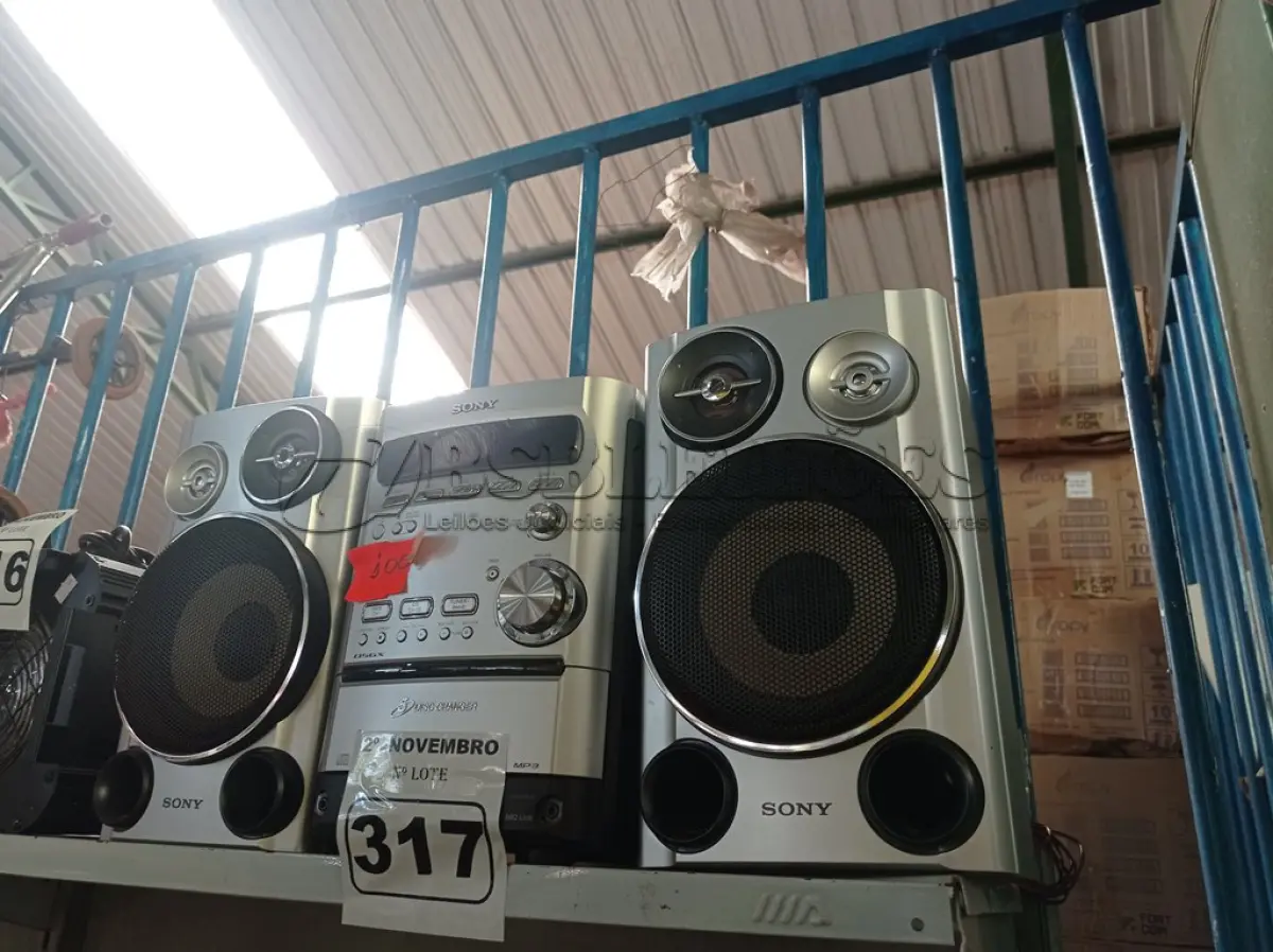 LOTE 317 - 01 APARELHO DE SOM 3X1 MARCA SONY. (NO ESTADO) ATENÇÃO! FAZER A VISITAÇÃO ANTES DE ARREMATAR, NÃO SABEMOS SE FUNCIONA. LEILÃO NÃO TEM GARANTIA E NEM DEVOLUÇÃO, SUJEITO A POSSÍVEIS AVARIAS VISÍVEIS/OCULTAS E/OU AUSÊNCIA DE COMPONENTES.