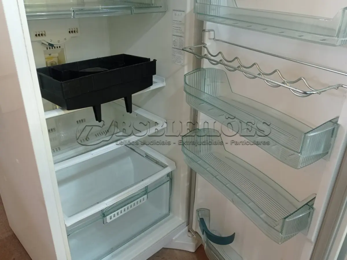 LOTE 273 - 01 GELADEIRA MARCA FROST FREE BRASTEMP 220V. (NO ESTADO) ATENÇÃO! FAZER A VISITAÇÃO ANTES DE ARREMATAR, NÃO SABEMOS SE FUNCIONA. LEILÃO NÃO TEM GARANTIA E NEM DEVOLUÇÃO, SUJEITO A POSSÍVEIS AVARIAS VISÍVEIS/OCULTAS E/OU AUSÊNCIA DE COMPONENTES.