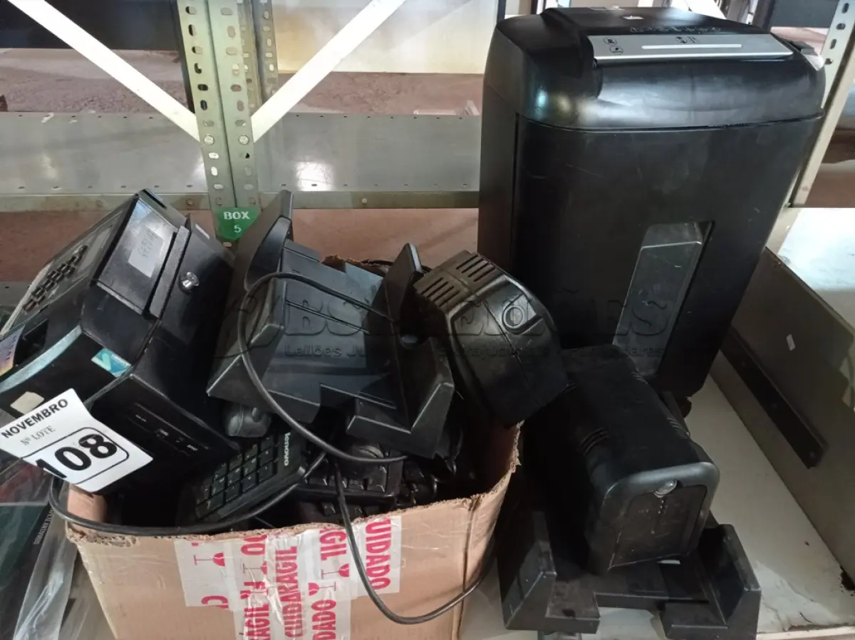 LOTE 108 - 01 FRAGMENTADORA DE PAPEL, 01 RELÓGIO DE PONTO, 02 ESTABILIZADORES VÁRIOS TECLADOS PARA PC E APARELHOS DE TELEFONE MARCAS E MODELOS DIVERSOS. (NO ESTADO) ATENÇÃO! FAZER A VISITAÇÃO ANTES DE ARREMATAR, NÃO SABEMOS SE FUNCIONA. LEILÃO NÃO TEM GARANTIA E NEM DEVOLUÇÃO, SUJEITO A POSSÍVEIS AVARIAS VISÍVEIS/OCULTAS E/OU AUSÊNCIA DE COMPONENTES.