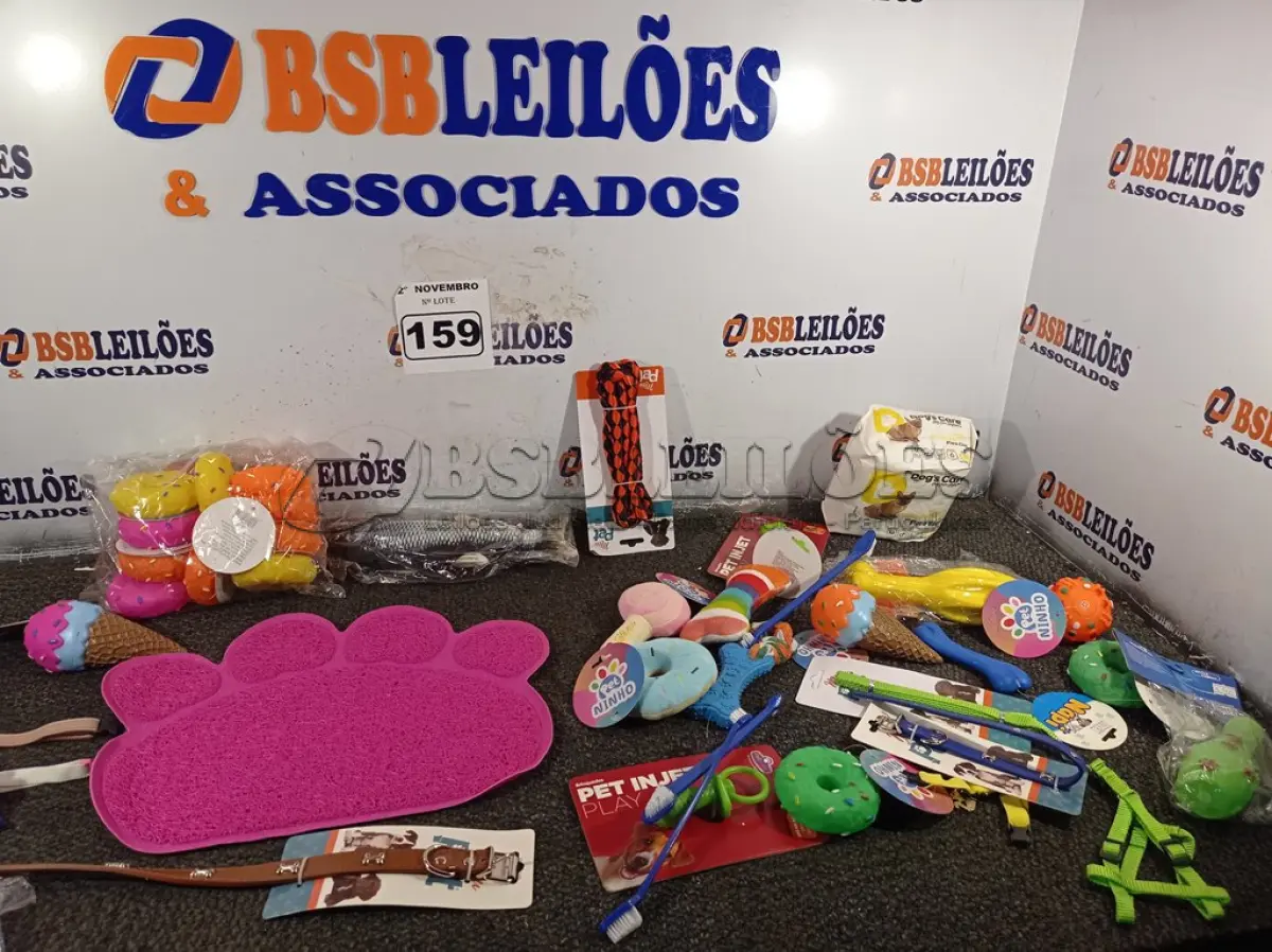 LOTE 159 - 01 CADEIRA DOBRÁVEL EM MADEIRA E 01 CAVALETE DE PINTURA. (NO ESTADO) ATENÇÃO! FAZER A VISITAÇÃO ANTES DE ARREMATAR, NÃO SABEMOS SE FUNCIONA. LEILÃO NÃO TEM GARANTIA E NEM DEVOLUÇÃO, SUJEITO A POSSÍVEIS AVARIAS VISÍVEIS/OCULTAS E/OU AUSÊNCIA DE COMPONENTES.