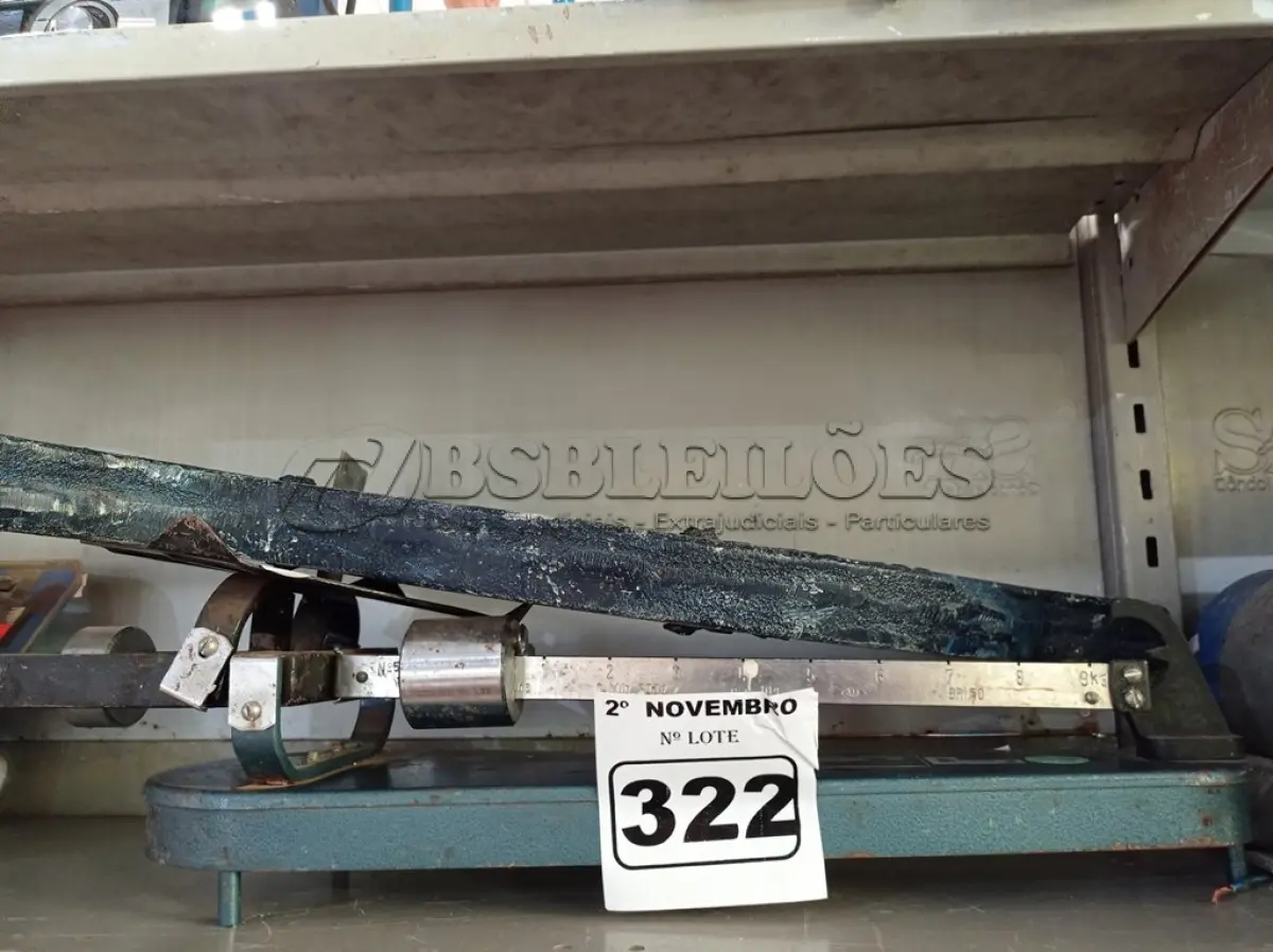 LOTE 322 - 01 BALANÇA ANTIGA E 01 PROTETOR PARA SERRA CIRCULAR. (NO ESTADO) ATENÇÃO! FAZER A VISITAÇÃO ANTES DE ARREMATAR, NÃO SABEMOS SE FUNCIONA. LEILÃO NÃO TEM GARANTIA E NEM DEVOLUÇÃO, SUJEITO A POSSÍVEIS AVARIAS VISÍVEIS/OCULTAS E/OU AUSÊNCIA DE COMPONENTES.