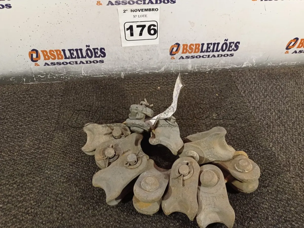LOTE 176 - 10 MANILHAS/SAPATILHAS PARA CABO DE AÇO. (NO ESTADO) ATENÇÃO! FAZER A VISITAÇÃO ANTES DE ARREMATAR, NÃO SABEMOS SE FUNCIONA. LEILÃO NÃO TEM GARANTIA E NEM DEVOLUÇÃO, SUJEITO A POSSÍVEIS AVARIAS VISÍVEIS/OCULTAS E/OU AUSÊNCIA DE COMPONENTES.