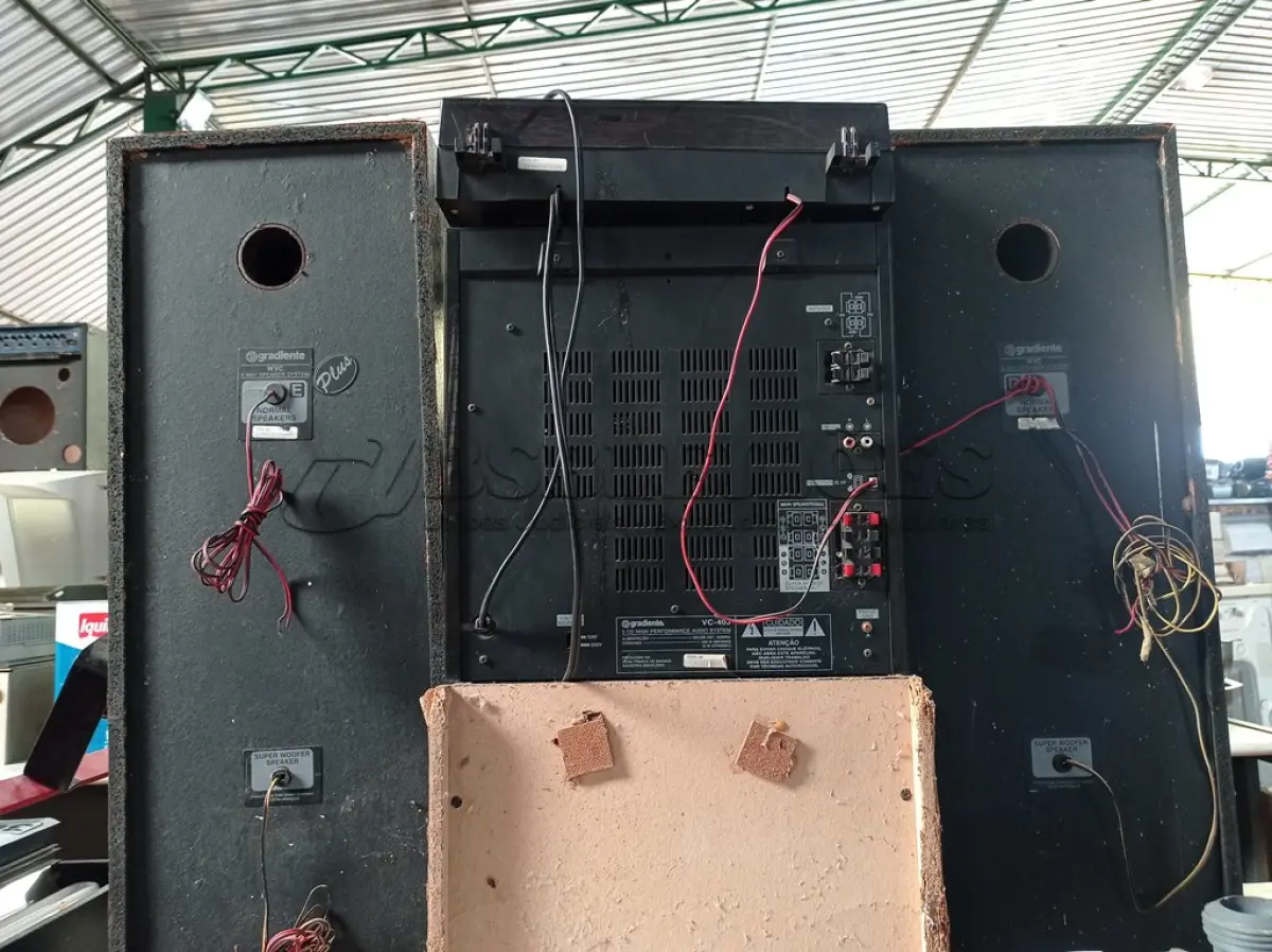 LOTE 304 - 01 APARELHO DE SOM 4X1 GRADIENTE. (NO ESTADO) ATENÇÃO! FAZER A VISITAÇÃO ANTES DE ARREMATAR, NÃO SABEMOS SE FUNCIONA. LEILÃO NÃO TEM GARANTIA E NEM DEVOLUÇÃO, SUJEITO A POSSÍVEIS AVARIAS VISÍVEIS/OCULTAS E/OU AUSÊNCIA DE COMPONENTES.