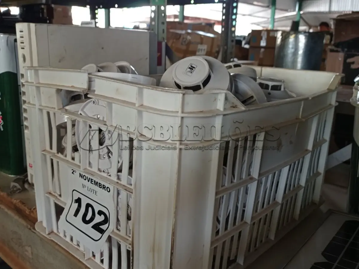 LOTE 102 - 01 LOTE COM GRANDE QUANTIDADE DETECTORES DE FUMAÇA. (NO ESTADO) ATENÇÃO! FAZER A VISITAÇÃO ANTES DE ARREMATAR, NÃO SABEMOS SE FUNCIONA. LEILÃO NÃO TEM GARANTIA E NEM DEVOLUÇÃO, SUJEITO A POSSÍVEIS AVARIAS VISÍVEIS/OCULTAS E/OU AUSÊNCIA DE COMPONENTES.