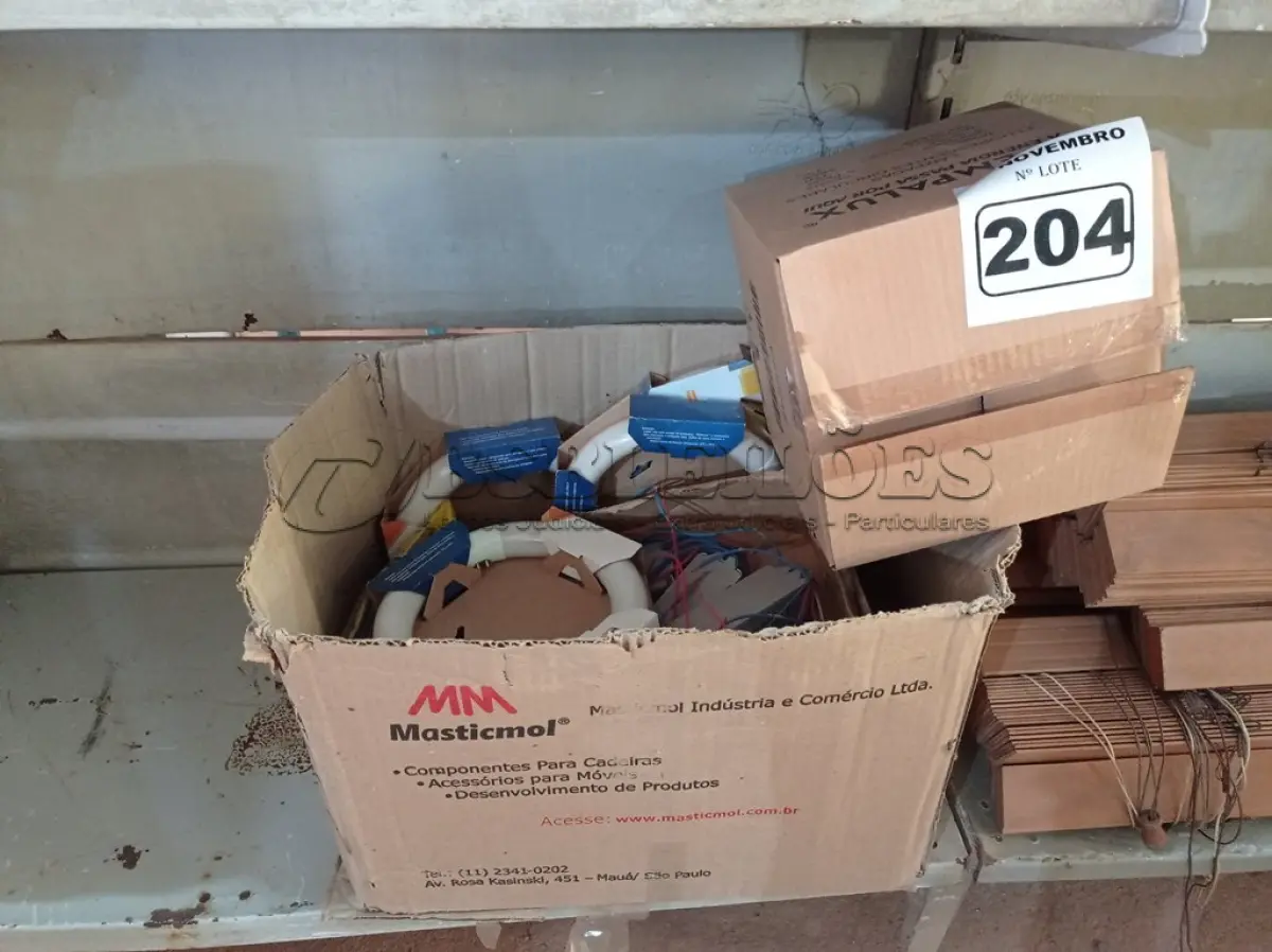 LOTE 204 - 01 LOTE COM VÁRIAS LUMINÁRIAS E REATORES PARA LÂMPADAS FLUORESCENTES MARCAS E MODELOS DIVERSOS. (NO ESTADO) ATENÇÃO! FAZER A VISITAÇÃO ANTES DE ARREMATAR, NÃO SABEMOS SE FUNCIONA. LEILÃO NÃO TEM GARANTIA E NEM DEVOLUÇÃO, SUJEITO A POSSÍVEIS AVARIAS VISÍVEIS/OCULTAS E/OU AUSÊNCIA DE COMPONENTES.