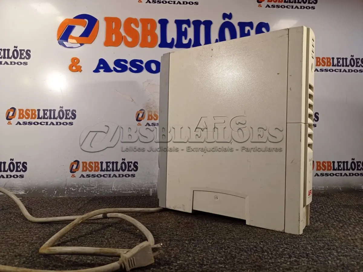 LOTE 103 - 01 NOBREAK APC BACK-UPS 1500. (NO ESTADO) ATENÇÃO! FAZER A VISITAÇÃO ANTES DE ARREMATAR, NÃO SABEMOS SE FUNCIONA. LEILÃO NÃO TEM GARANTIA E NEM DEVOLUÇÃO, SUJEITO A POSSÍVEIS AVARIAS VISÍVEIS/OCULTAS E/OU AUSÊNCIA DE COMPONENTES.