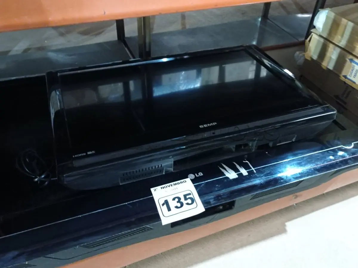 LOTE 135 - 02 TV’S MARCAS E MODELOS DIVERSOS PARA RETIRADA DE PEÇAS. (NO ESTADO) ATENÇÃO! FAZER A VISITAÇÃO ANTES DE ARREMATAR, NÃO SABEMOS SE FUNCIONA. LEILÃO NÃO TEM GARANTIA E NEM DEVOLUÇÃO, SUJEITO A POSSÍVEIS AVARIAS VISÍVEIS/OCULTAS E/OU AUSÊNCIA DE COMPONENTES.
