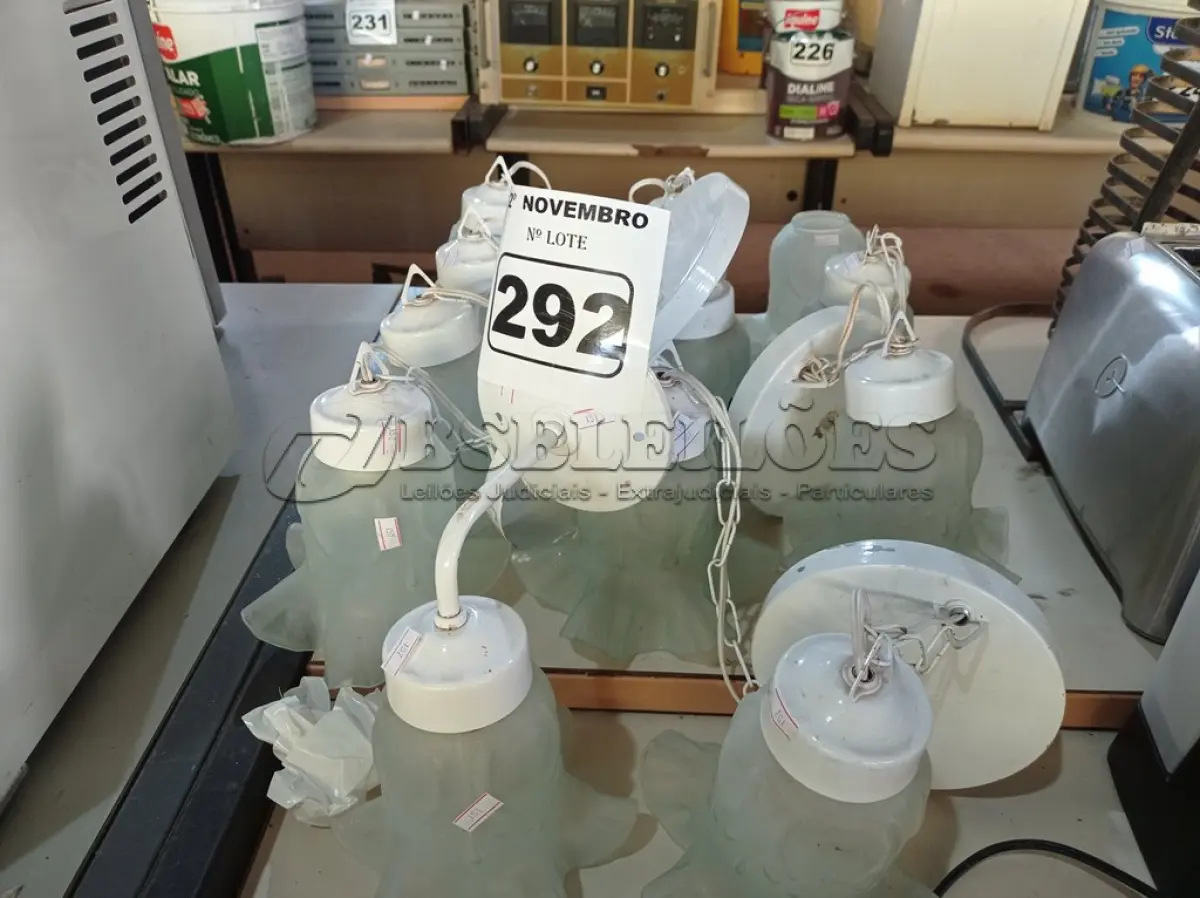 LOTE 292 - 01 LOTE COM VÁRIAS LUMINÁRIAS DE TETO. (NO ESTADO) ATENÇÃO! FAZER A VISITAÇÃO ANTES DE ARREMATAR, NÃO SABEMOS SE FUNCIONA. LEILÃO NÃO TEM GARANTIA E NEM DEVOLUÇÃO, SUJEITO A POSSÍVEIS AVARIAS VISÍVEIS/OCULTAS E/OU AUSÊNCIA DE COMPONENTES.