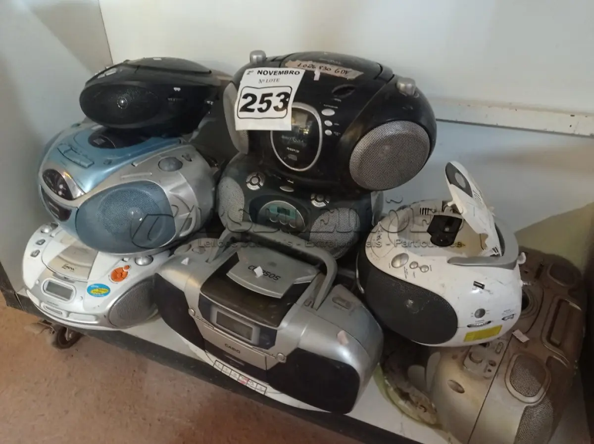 LOTE 253 - 13 APARELHOS DE SOM MARCAS E MODELOS DIVERSOS. (NO ESTADO) ATENÇÃO! FAZER A VISITAÇÃO ANTES DE ARREMATAR, NÃO SABEMOS SE FUNCIONA. LEILÃO NÃO TEM GARANTIA E NEM DEVOLUÇÃO, SUJEITO A POSSÍVEIS AVARIAS VISÍVEIS/OCULTAS E/OU AUSÊNCIA DE COMPONENTES.