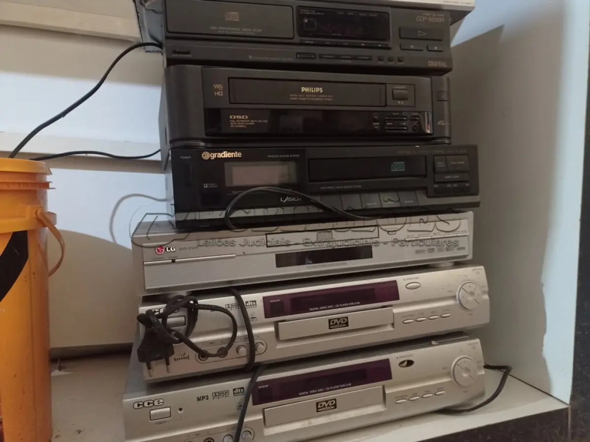 LOTE 265 - 06 APARELHOS DE DVD, 02 TOCA CD E 01 VIDEOCASSETE MARCAS E MODELOS DIVERSOS. (NO ESTADO) ATENÇÃO! FAZER A VISITAÇÃO ANTES DE ARREMATAR, NÃO SABEMOS SE FUNCIONA. LEILÃO NÃO TEM GARANTIA E NEM DEVOLUÇÃO, SUJEITO A POSSÍVEIS AVARIAS VISÍVEIS/OCULTAS E/OU AUSÊNCIA DE COMPONENTES.