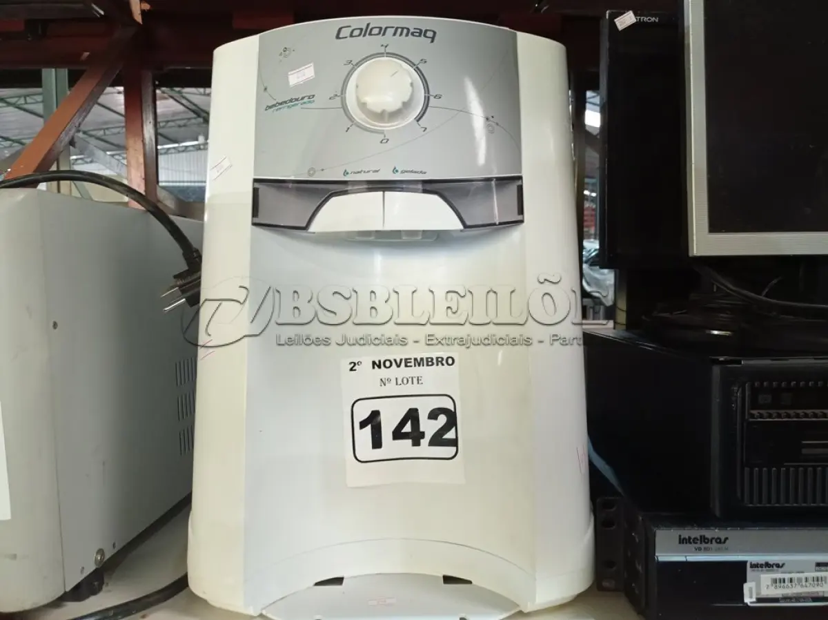 LOTE 142 - 01 BEBEDOURO REFRIGERADO PARA GARRAFÃO 220V. (NO ESTADO) ATENÇÃO! FAZER A VISITAÇÃO ANTES DE ARREMATAR, NÃO SABEMOS SE FUNCIONA. LEILÃO NÃO TEM GARANTIA E NEM DEVOLUÇÃO, SUJEITO A POSSÍVEIS AVARIAS VISÍVEIS/OCULTAS E/OU AUSÊNCIA DE COMPONENTES.