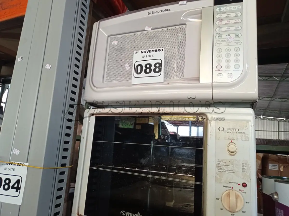 LOTE 088 - 01 MICRO-ONDAS E 01 FORNO ELÉTRICO MARCAS E MODELOS DIVERSOS. (NO ESTADO) ATENÇÃO! FAZER A VISITAÇÃO ANTES DE ARREMATAR, NÃO SABEMOS SE FUNCIONA. LEILÃO NÃO TEM GARANTIA E NEM DEVOLUÇÃO, SUJEITO A POSSÍVEIS AVARIAS VISÍVEIS/OCULTAS E/OU AUSÊNCIA DE COMPONENTES.