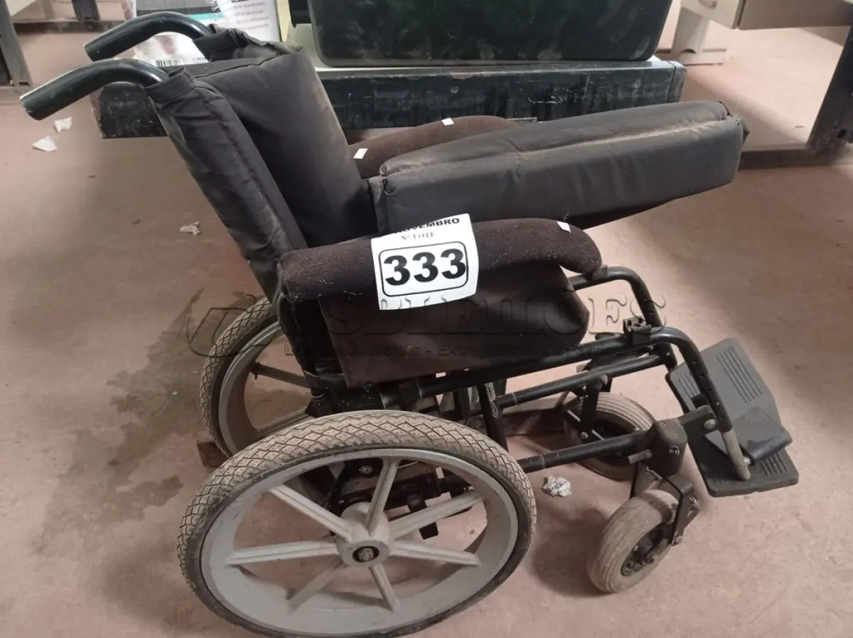 LOTE 333 - 01 CADEIRA DE RODAS. (NO ESTADO) ATENÇÃO! FAZER A VISITAÇÃO ANTES DE ARREMATAR, NÃO SABEMOS SE FUNCIONA. LEILÃO NÃO TEM GARANTIA E NEM DEVOLUÇÃO, SUJEITO A POSSÍVEIS AVARIAS VISÍVEIS/OCULTAS E/OU AUSÊNCIA DE COMPONENTES.