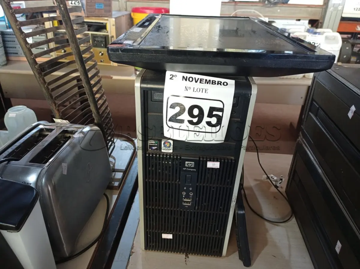 LOTE 295 - 01 CPU, 01 MONITOR E 01 TECLADO. (NO ESTADO) ATENÇÃO! FAZER A VISITAÇÃO ANTES DE ARREMATAR, NÃO SABEMOS SE FUNCIONA. LEILÃO NÃO TEM GARANTIA E NEM DEVOLUÇÃO, SUJEITO A POSSÍVEIS AVARIAS VISÍVEIS/OCULTAS E/OU AUSÊNCIA DE COMPONENTES.