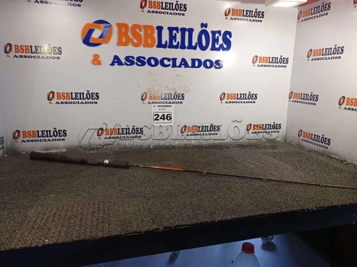 LOTE 246 - 01 VARA DE PESCA EM FIBRA DE VIDRO. (NO ESTADO) ATENÇÃO! FAZER A VISITAÇÃO ANTES DE ARREMATAR, NÃO SABEMOS SE FUNCIONA. LEILÃO NÃO TEM GARANTIA E NEM DEVOLUÇÃO, SUJEITO A POSSÍVEIS AVARIAS VISÍVEIS/OCULTAS E/OU AUSÊNCIA DE COMPONENTES.