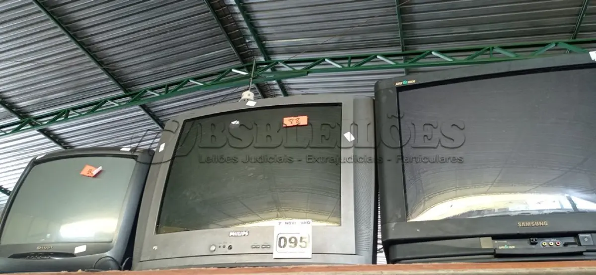 LOTE 095 - 03 TV’S DE TUBO MARCAS E MODELOS DIVERSOS. (NO ESTADO) ATENÇÃO! FAZER A VISITAÇÃO ANTES DE ARREMATAR, NÃO SABEMOS SE FUNCIONA. LEILÃO NÃO TEM GARANTIA E NEM DEVOLUÇÃO, SUJEITO A POSSÍVEIS AVARIAS VISÍVEIS/OCULTAS E/OU AUSÊNCIA DE COMPONENTES.