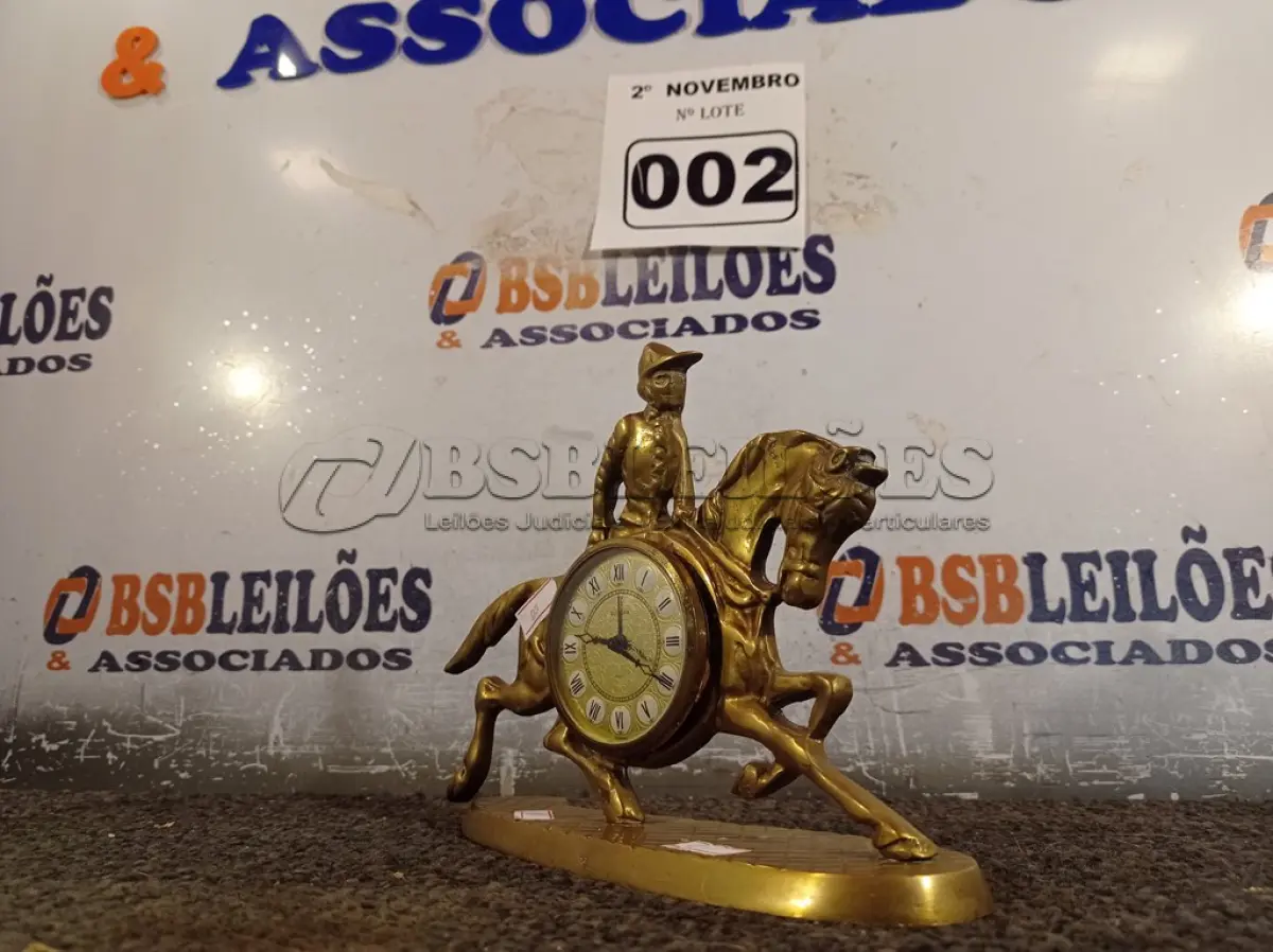 LOTE 002 - 01 RELÓGIO EM METAL COM MOSTRADOR EM ALGARISMO ROMANO. (NO ESTADO) ATENÇÃO! FAZER A VISITAÇÃO ANTES DE ARREMATAR, NÃO SABEMOS SE FUNCIONA. LEILÃO NÃO TEM GARANTIA E NEM DEVOLUÇÃO, SUJEITO A POSSÍVEIS AVARIAS VISÍVEIS/OCULTAS E/OU AUSÊNCIA DE COMPONENTES.