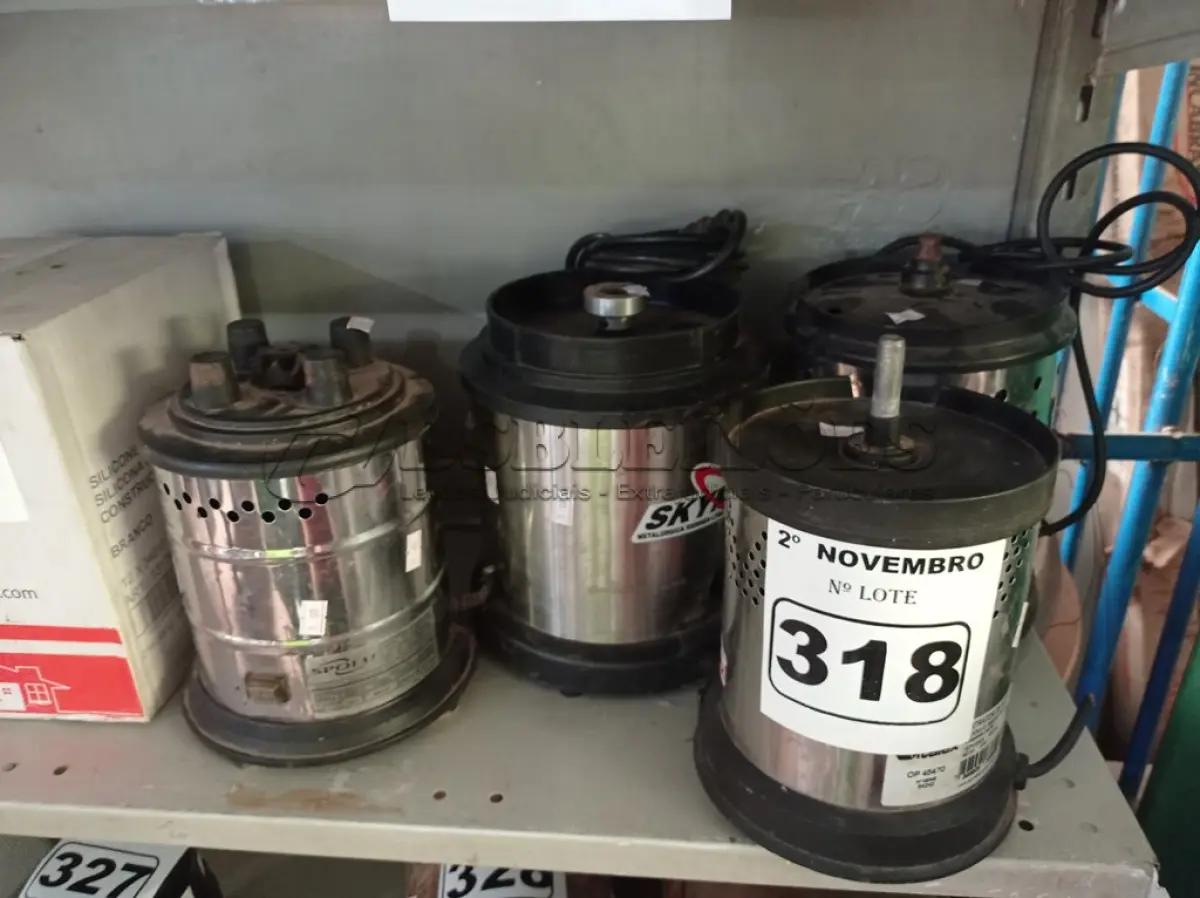 LOTE 318 - 02 BASES DE LIQUIDIFICADOR E 02 BASES DE EXTRATORES DE SUCO INDUSTRIAIS. (NO ESTADO) ATENÇÃO! FAZER A VISITAÇÃO ANTES DE ARREMATAR, NÃO SABEMOS SE FUNCIONA. LEILÃO NÃO TEM GARANTIA E NEM DEVOLUÇÃO, SUJEITO A POSSÍVEIS AVARIAS VISÍVEIS/OCULTAS E/OU AUSÊNCIA DE COMPONENTES.