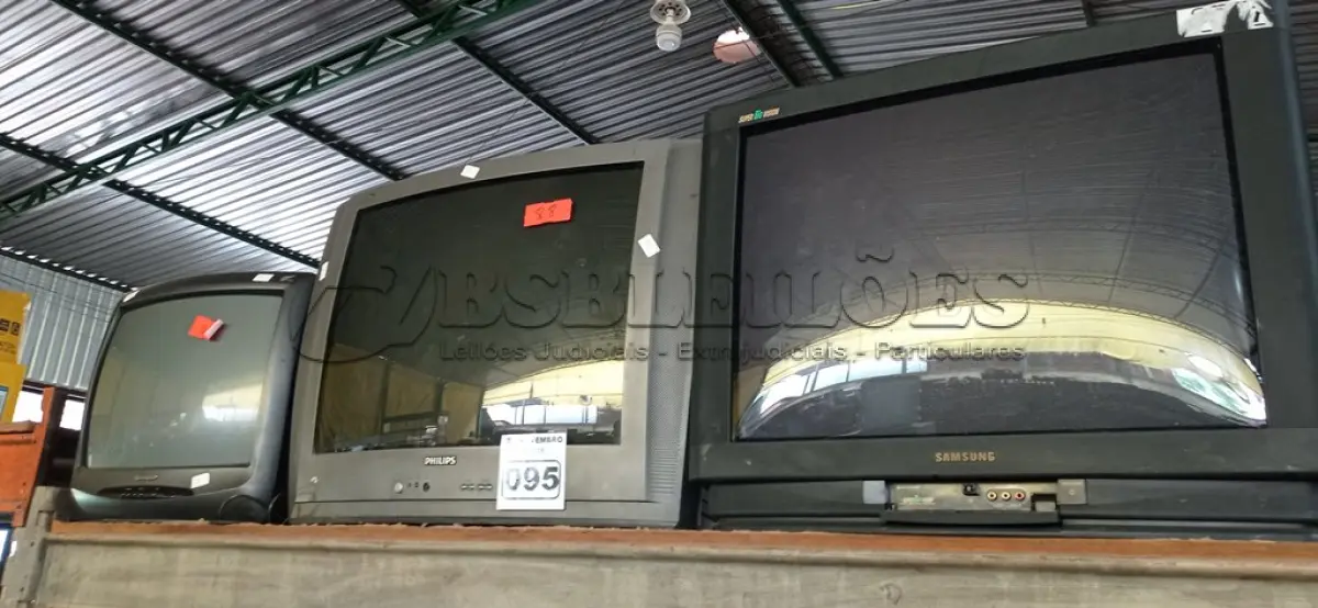 LOTE 095 - 03 TV’S DE TUBO MARCAS E MODELOS DIVERSOS. (NO ESTADO) ATENÇÃO! FAZER A VISITAÇÃO ANTES DE ARREMATAR, NÃO SABEMOS SE FUNCIONA. LEILÃO NÃO TEM GARANTIA E NEM DEVOLUÇÃO, SUJEITO A POSSÍVEIS AVARIAS VISÍVEIS/OCULTAS E/OU AUSÊNCIA DE COMPONENTES.