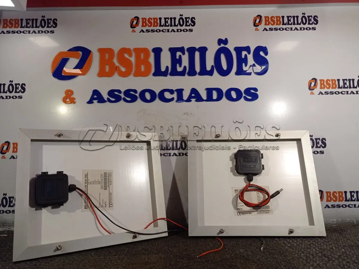 LOTE 294 - 02 PAINÉIS FOTOVOLTAICOS 18V 10W. (NO ESTADO) ATENÇÃO! FAZER A VISITAÇÃO ANTES DE ARREMATAR, NÃO SABEMOS SE FUNCIONA. LEILÃO NÃO TEM GARANTIA E NEM DEVOLUÇÃO, SUJEITO A POSSÍVEIS AVARIAS VISÍVEIS/OCULTAS E/OU AUSÊNCIA DE COMPONENTES.