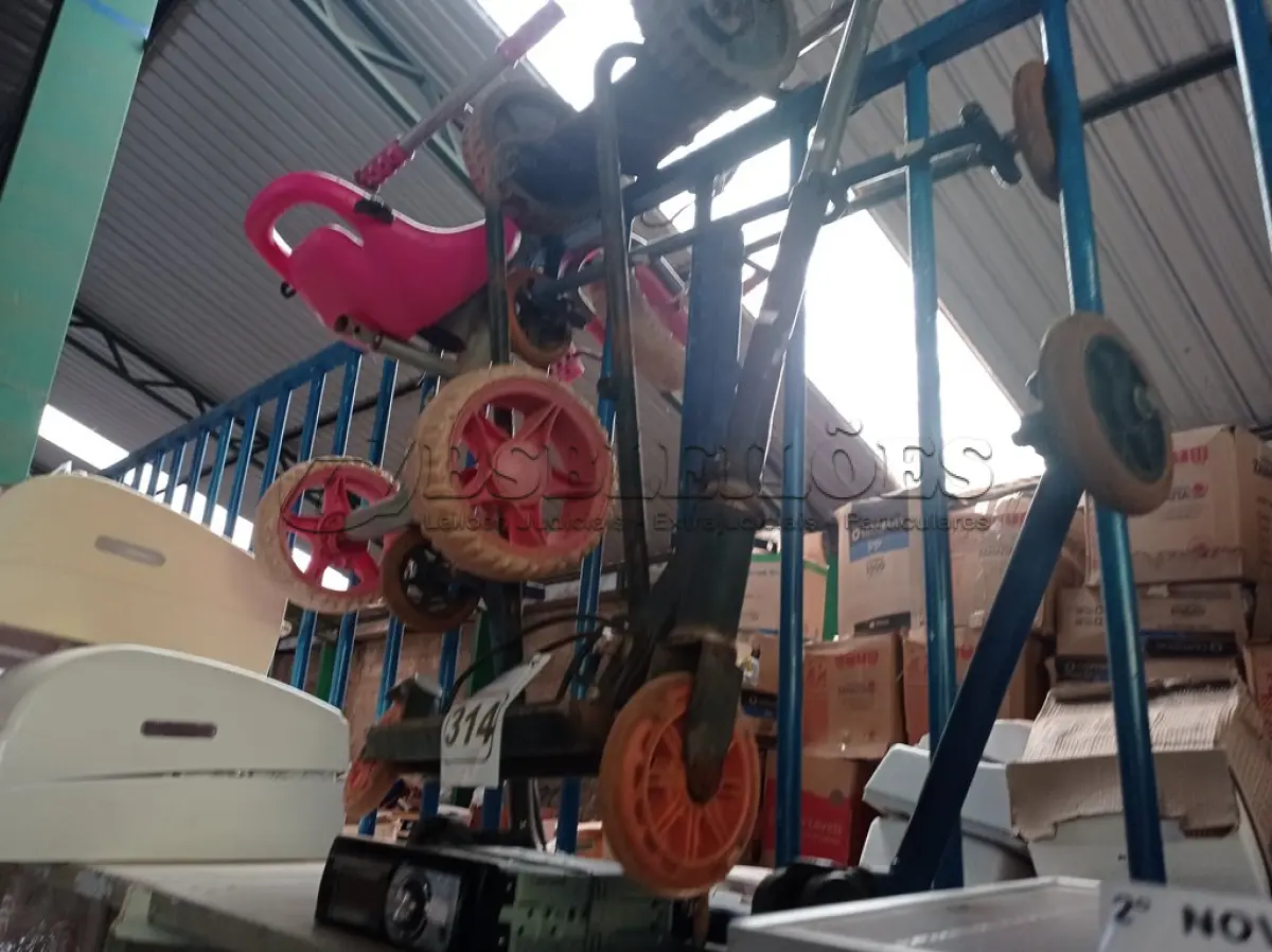 LOTE 314 - 02 CARRINHOS PARA TRANSPORTE DE CARGAS, 01 PATINETE, 01 RADIO AUTOMOTIVO E 01 TRICICLO INFANTIL. (NO ESTADO) ATENÇÃO! FAZER A VISITAÇÃO ANTES DE ARREMATAR, NÃO SABEMOS SE FUNCIONA. LEILÃO NÃO TEM GARANTIA E NEM DEVOLUÇÃO, SUJEITO A POSSÍVEIS AVARIAS VISÍVEIS/OCULTAS E/OU AUSÊNCIA DE COMPONENTES.